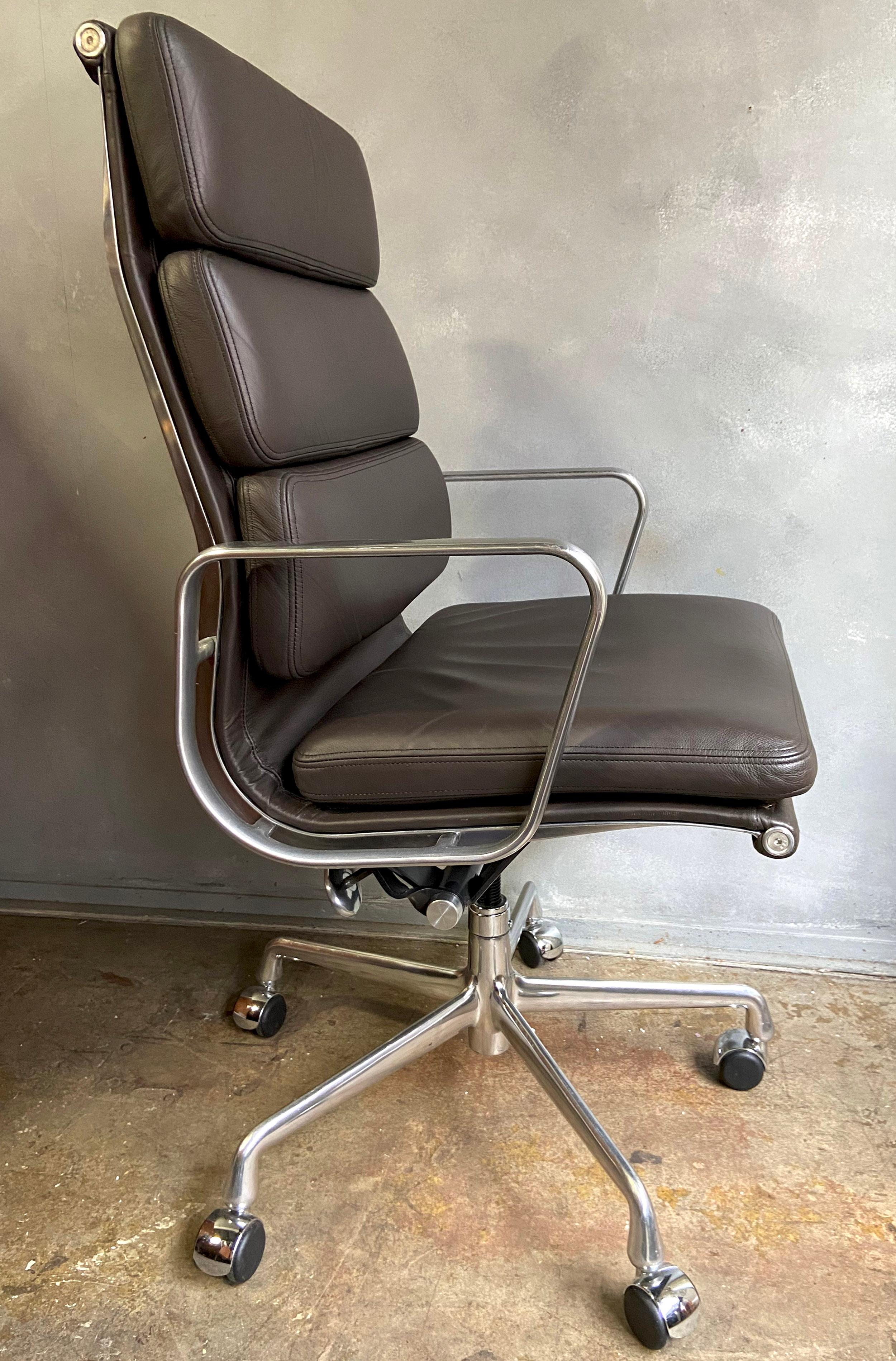 For your consideration is an Eames for Herman Miller vintage soft pad chair ( High Back) in a dark chocolate brown.

This authentic vintage example is an icon of Mid-Century Modern design. This chair is part of the Eames Aluminum group designed