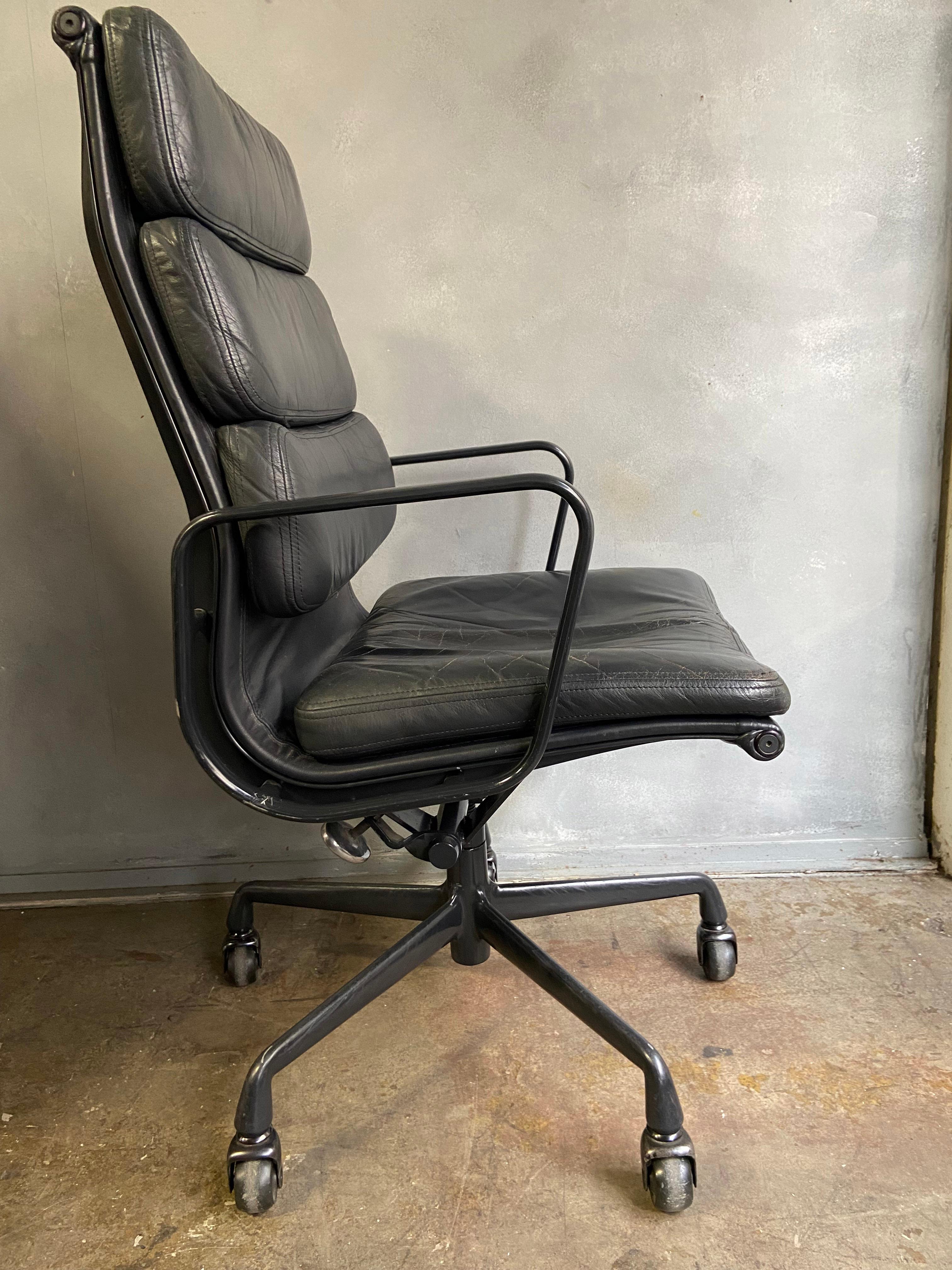 For your consideration is an Eames for Herman Miller vintage soft pad chair ( High Back) in a dark grey / black frame and leather uphostery. This chair is from the 1980's when a lot of experimentation with color frames and leather took place. It has