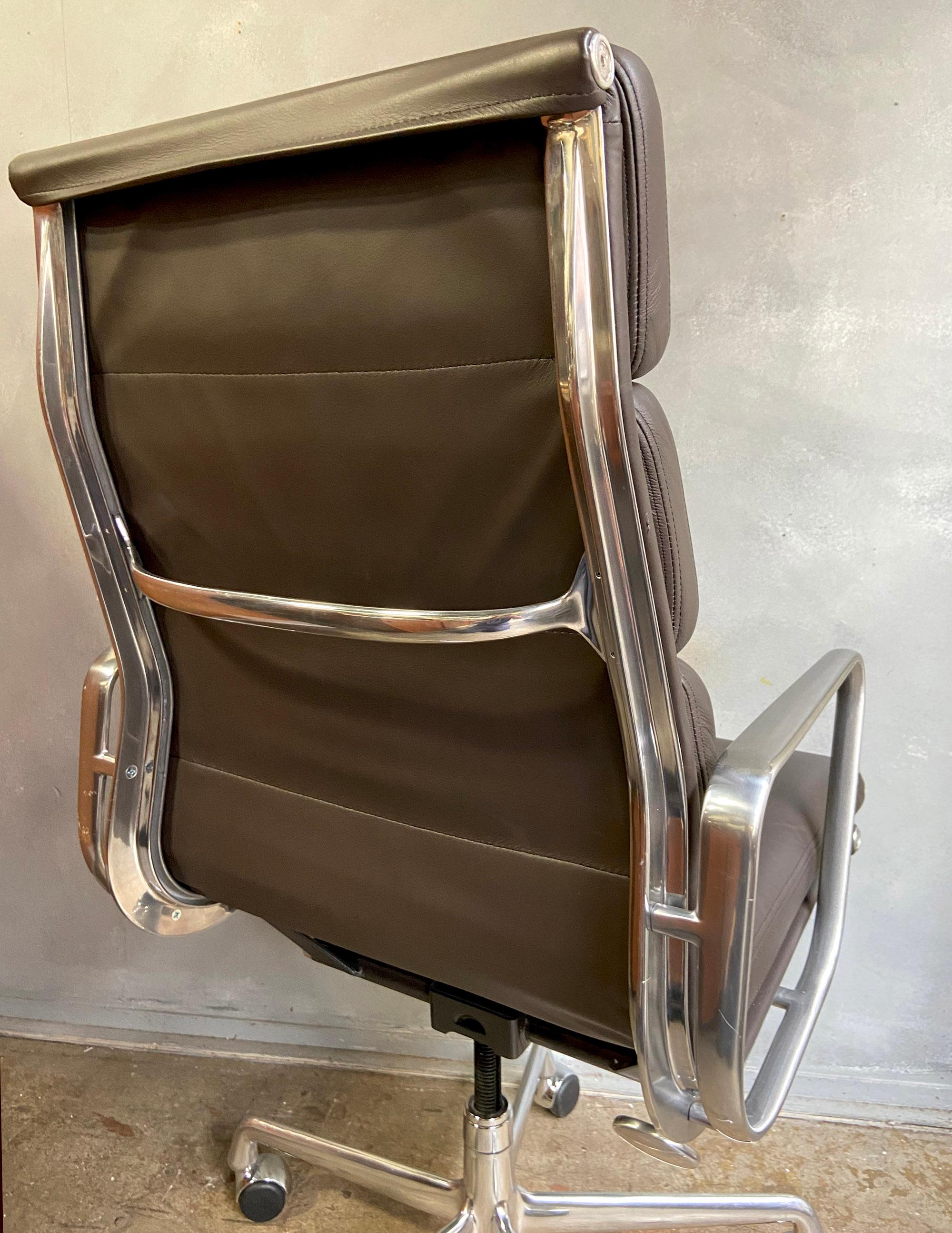 Midcentury Eames High Back Soft Pad Chair for Herman Miller In Good Condition In BROOKLYN, NY
