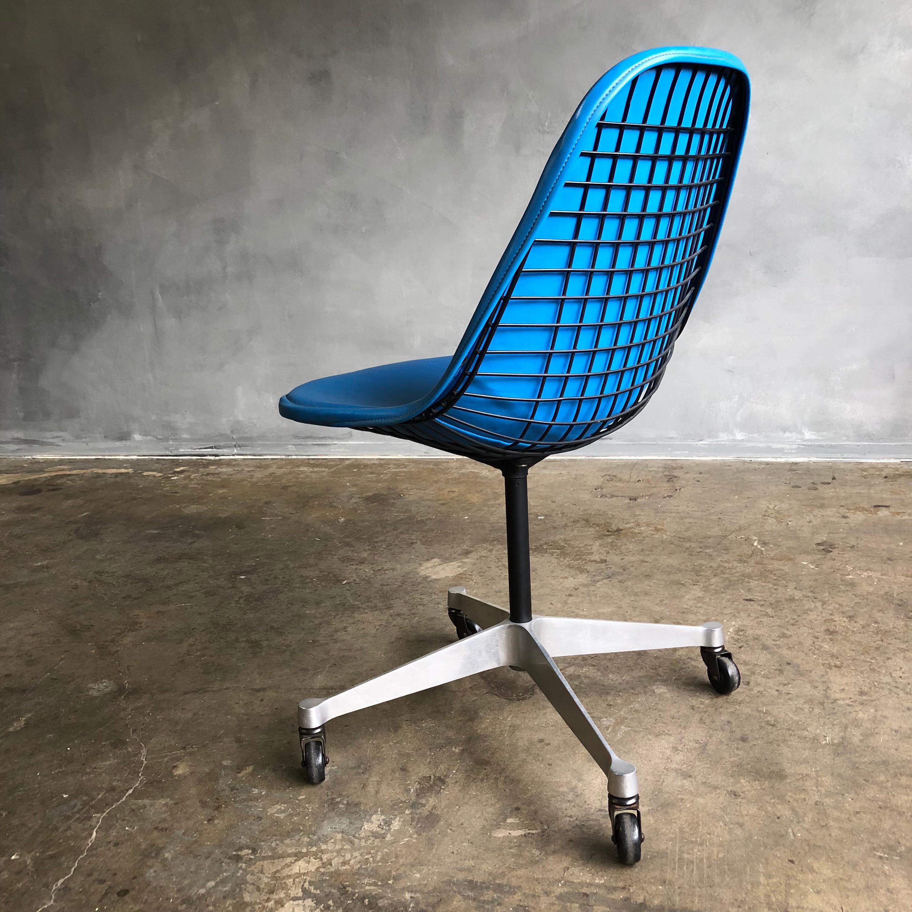 The perfect Midcentury eames wire chair for Herman Miller. The optional blue cover is in near perfect condition. It rare to find an Eames wire chair in such Fine condition.