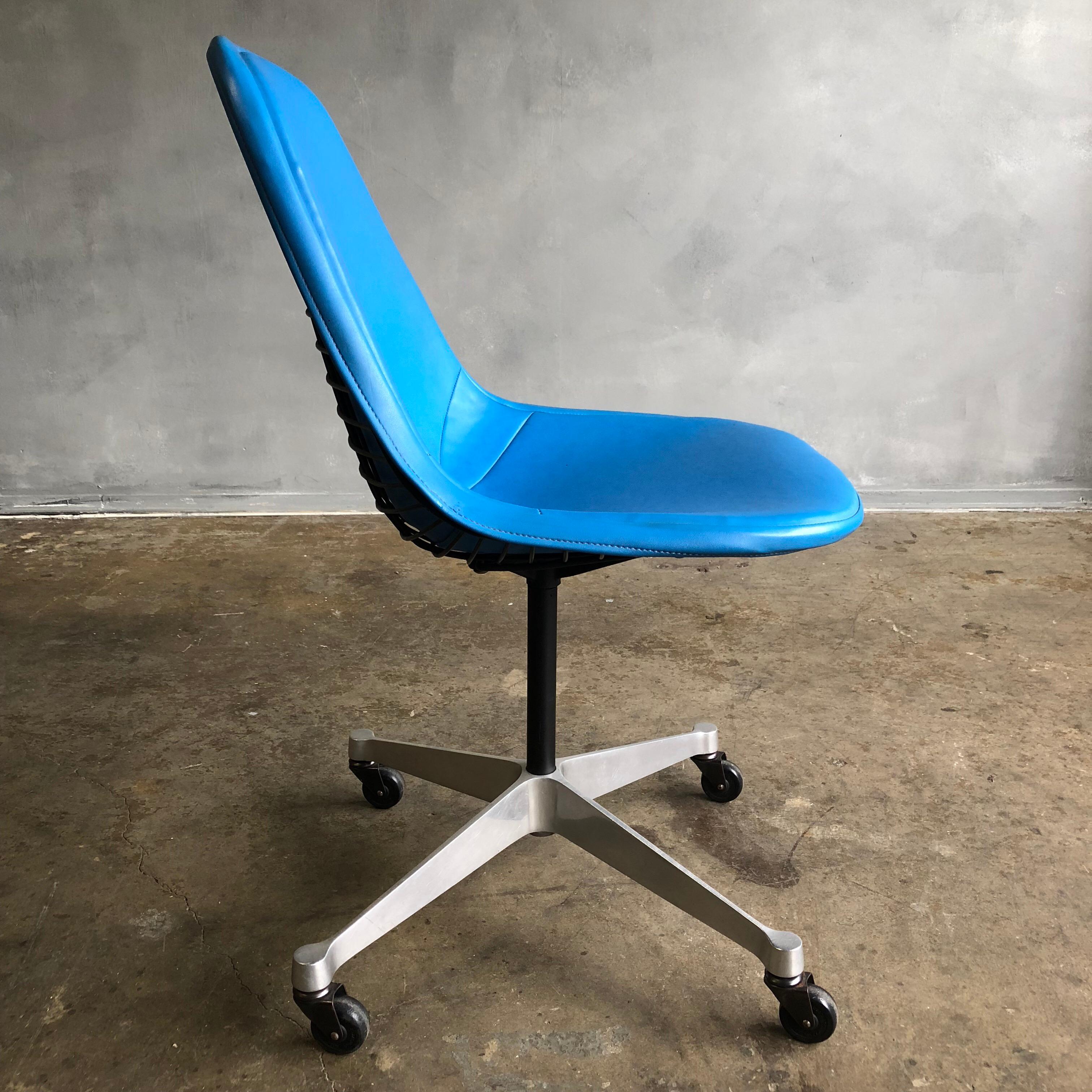 Midcentury Eames Wire Chair PKC-1 In Good Condition In BROOKLYN, NY