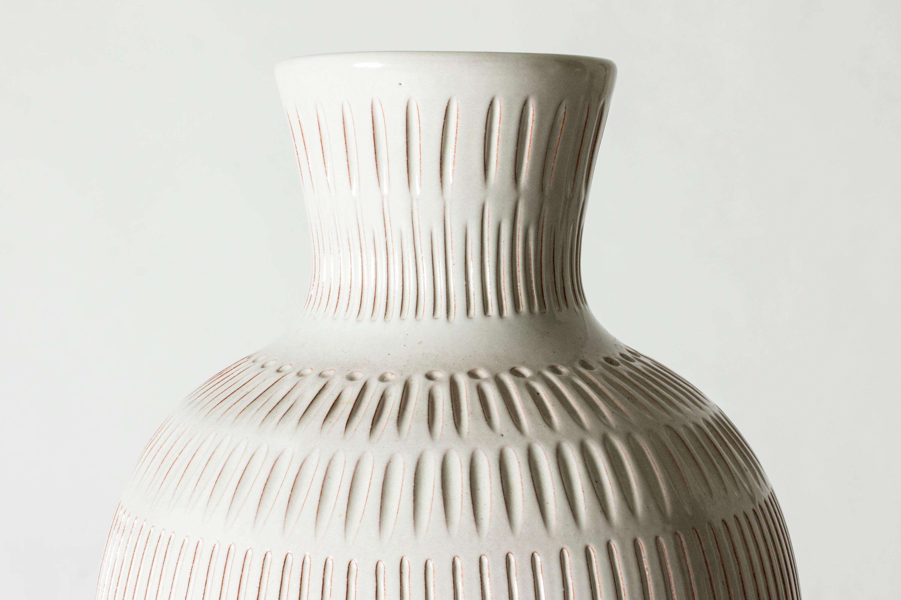Steingutvase aus der Mitte des Jahrhunderts von Anna-Lisa Thomson, Uppsala-Ekeby, Schweden, 1940er Jahre im Zustand „Gut“ im Angebot in Stockholm, SE