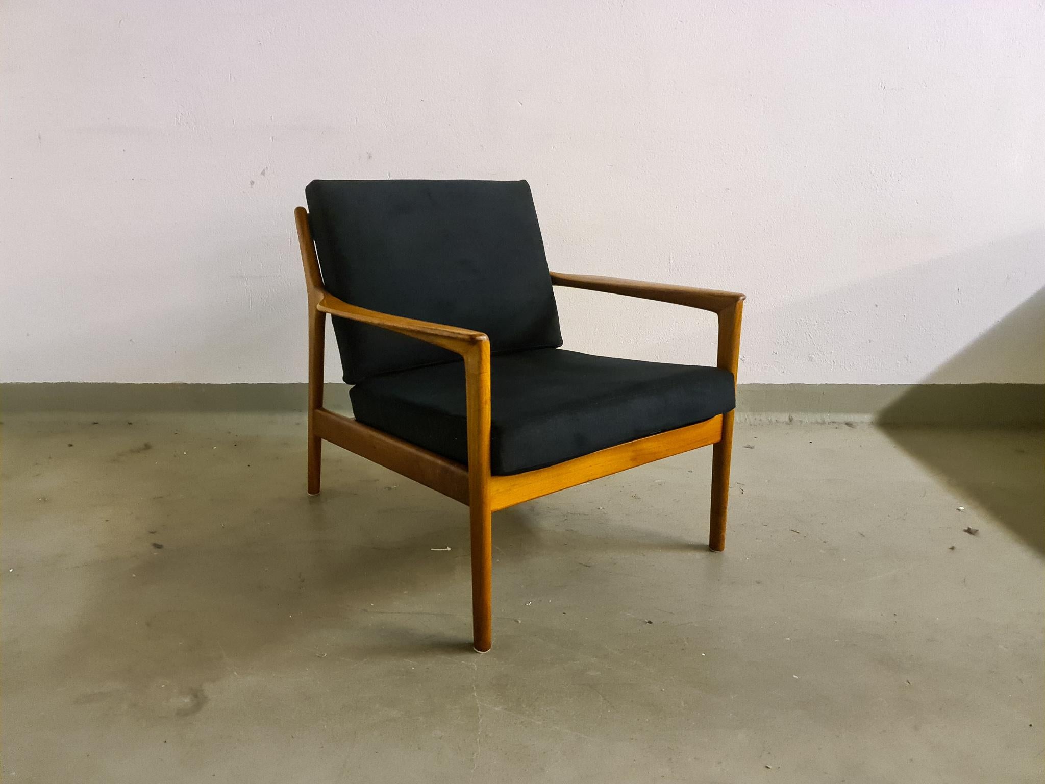 A vintage Mid-Century Modern Swedish easy chair made of walnut, designed by Folke Ohlsson and produced by DUX.
The structure of the sofa is made with elegant lines to look good from all directions. New upholstery in good quality Swedish textile.