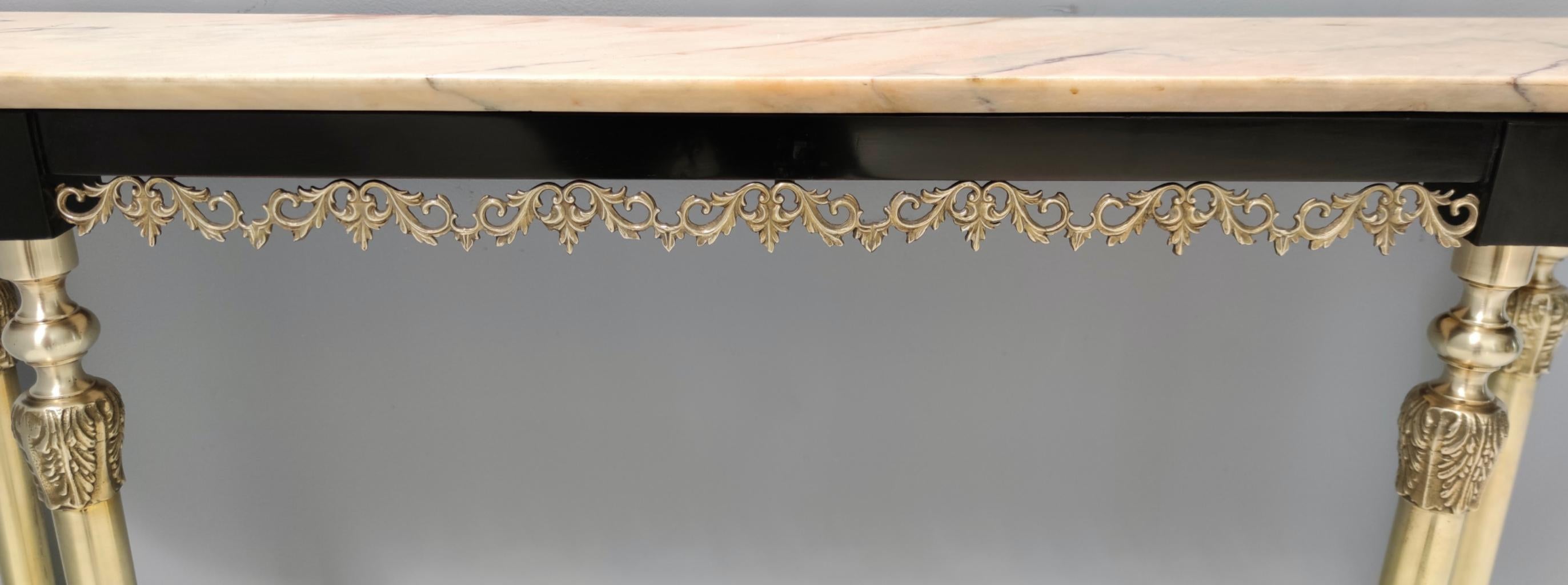 Table console en hêtre ébénisé et laiton avec un plateau en marbre rose portugais, Italie en vente 2