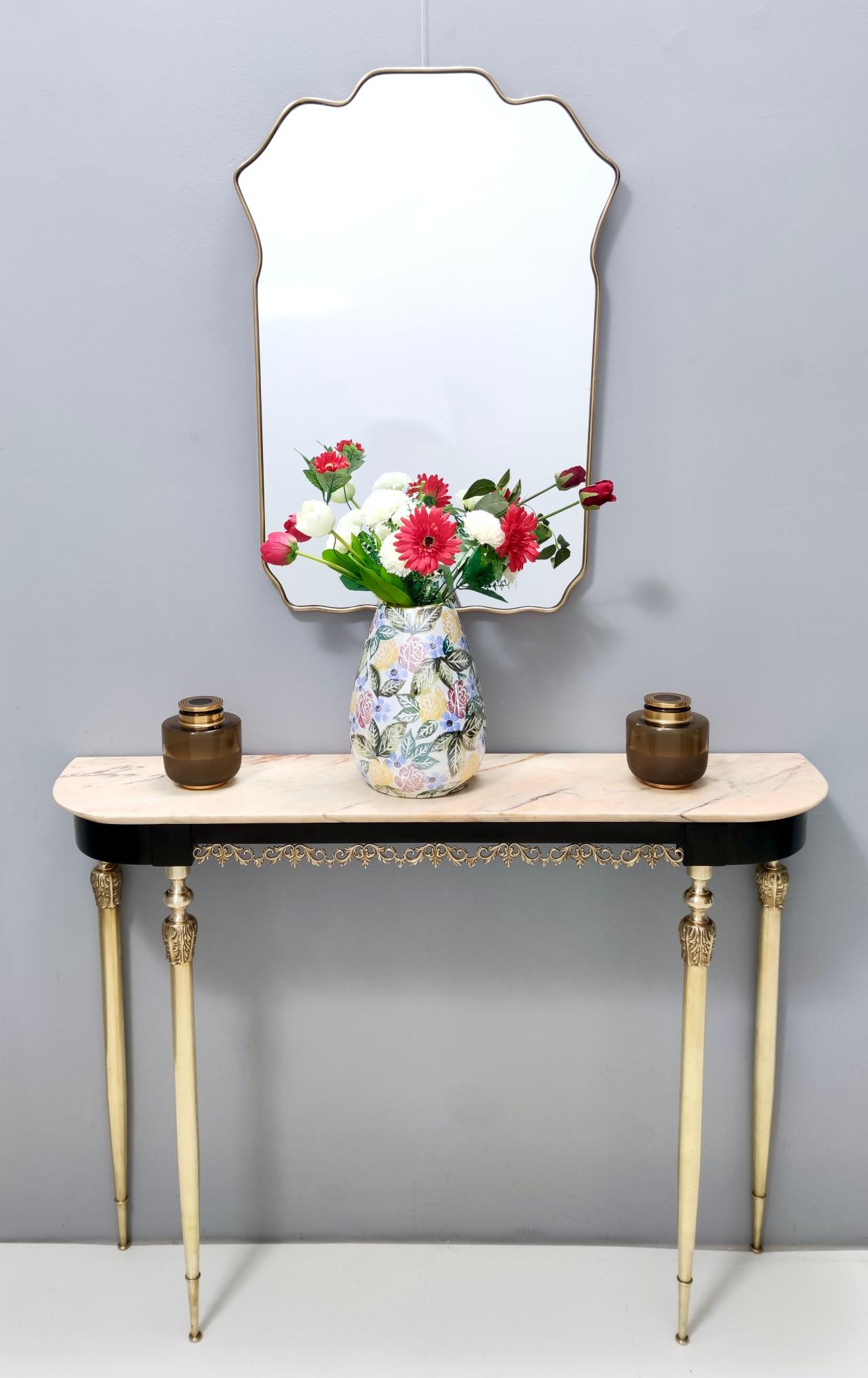 italien Table console en hêtre ébénisé et laiton avec un plateau en marbre rose portugais, Italie en vente