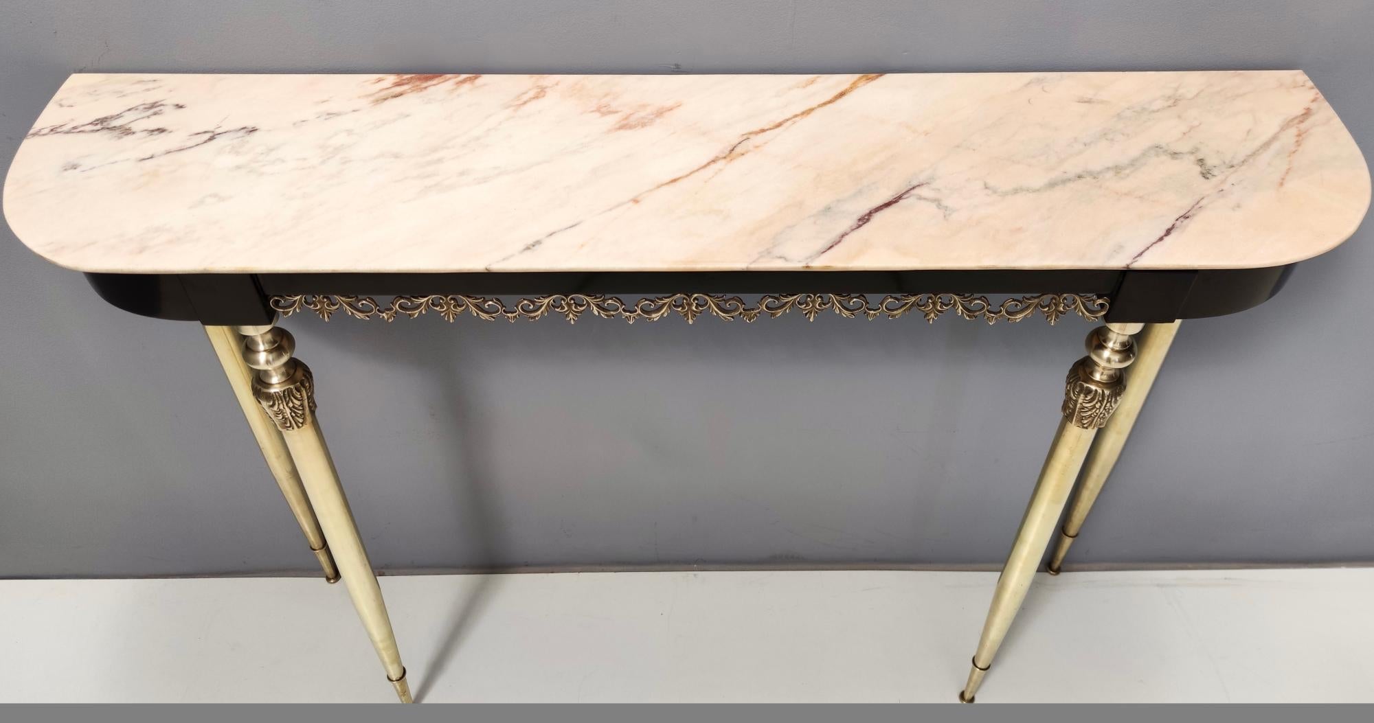 Milieu du XXe siècle Table console en hêtre ébénisé et laiton avec un plateau en marbre rose portugais, Italie en vente