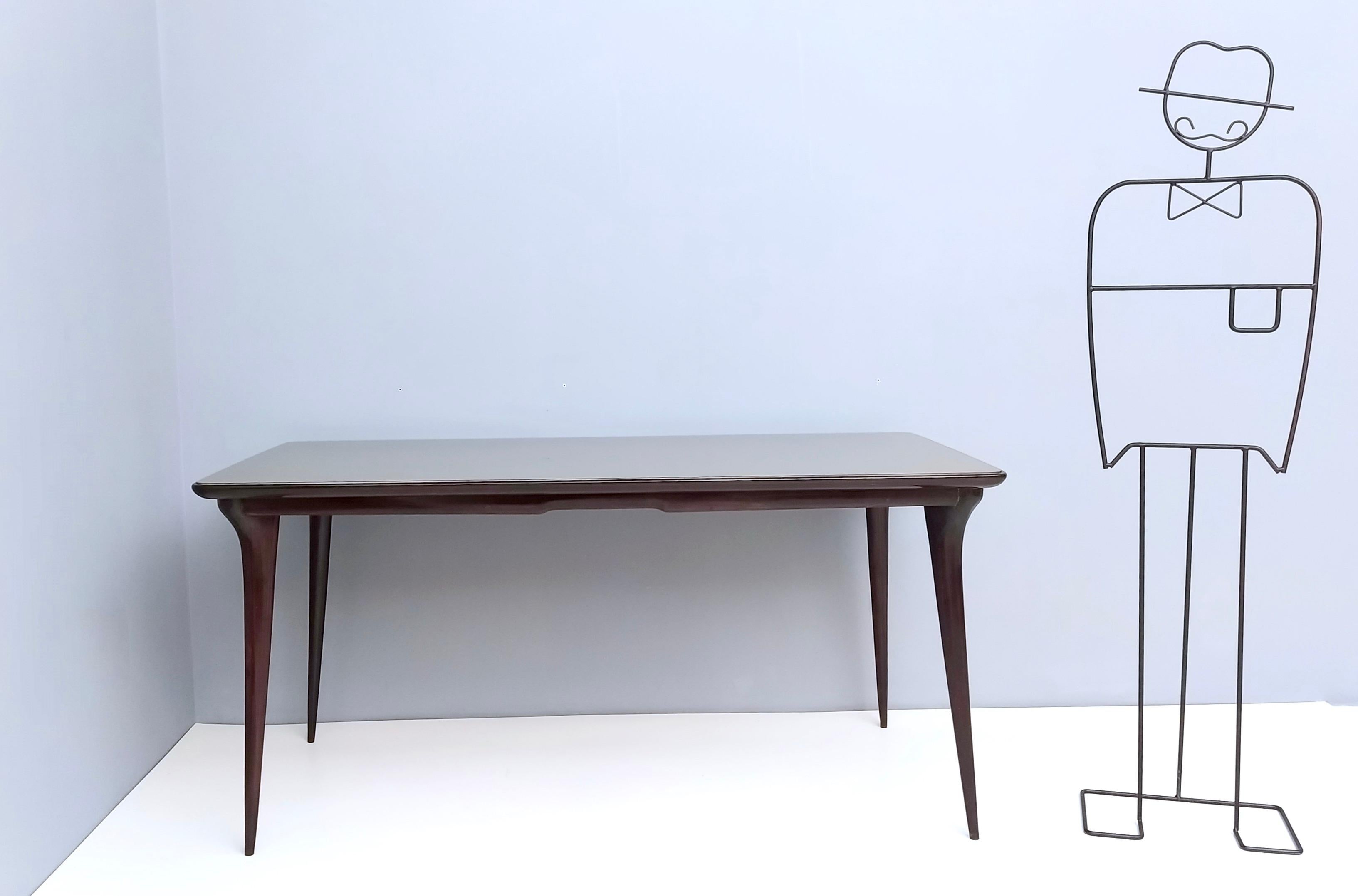 Hergestellt in Italien, 1950er Jahre.
Dieser Tisch ist aus ebonisierter Buche gefertigt und hat eine taupefarbene Glasplatte mit Rückenbemalung. 
Da es sich um einen Vintage-Artikel handelt, kann er leichte Gebrauchsspuren aufweisen, aber er