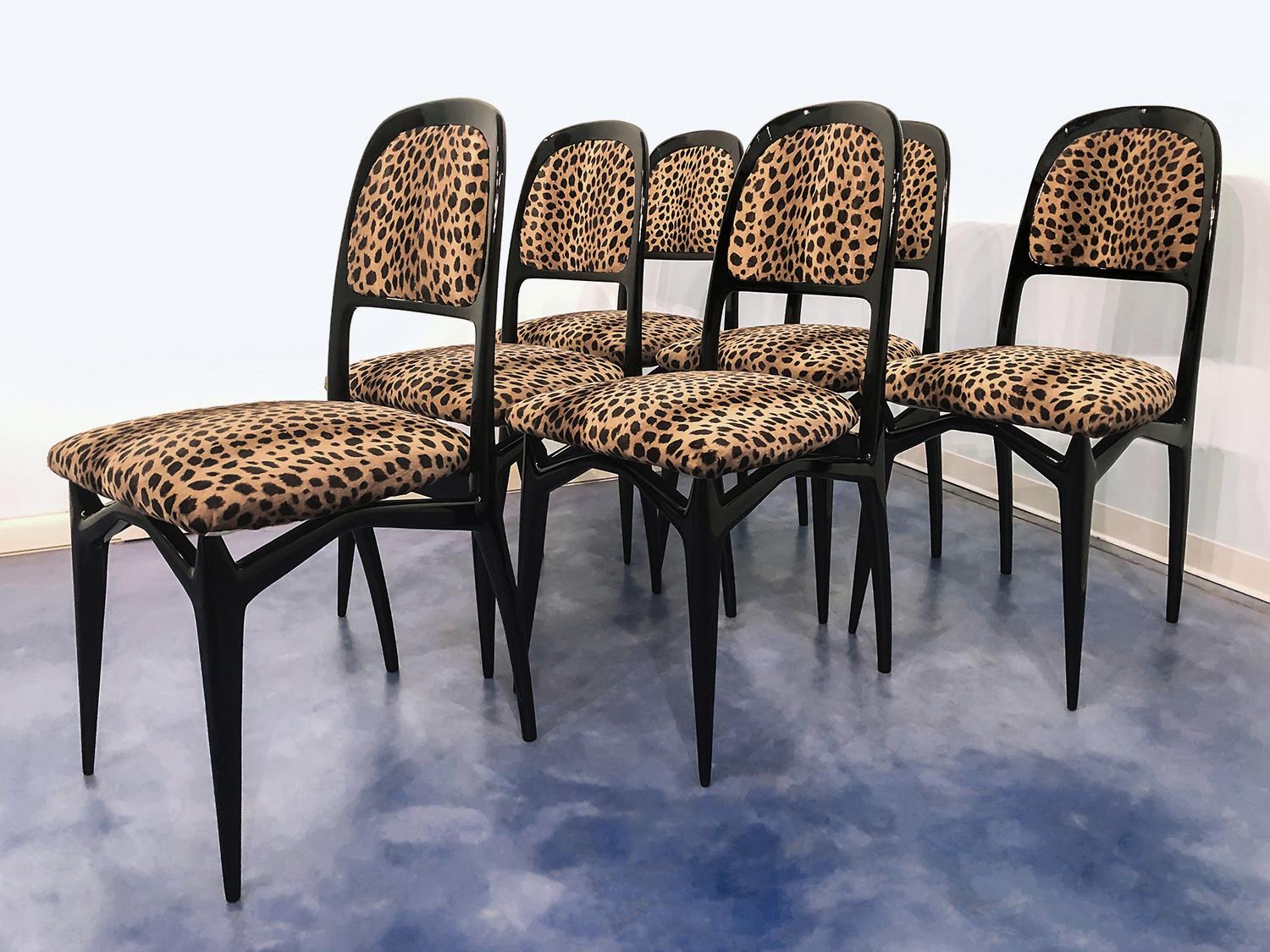 Elegant lines for this very rare set of six dining chairs designed by Vittorio Dassi in the 1950s.
They have all been recently restored and now are ready to use.
The structures are finished of lacquered ebonized wood with the seats upholstered in