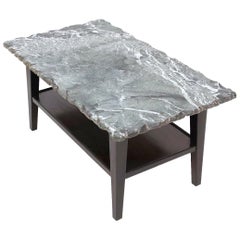 Mesa baja vintage de madera ebonizada con tapa de mármol verde de los Alpes, Italia