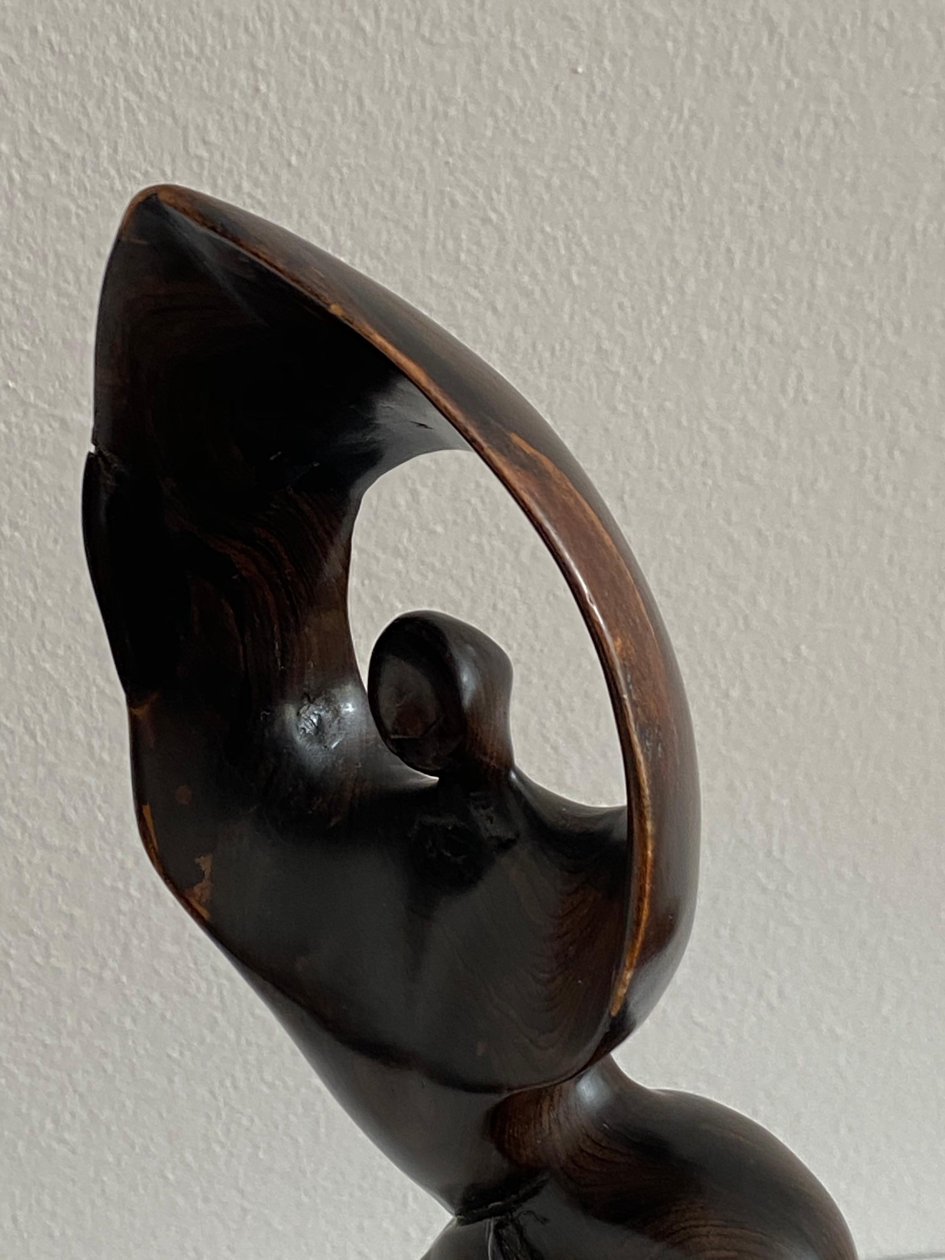 Cette belle sculpture est entièrement sculptée dans une seule pièce de bois d'ébène dans les années 1960 en Tansanie. La forme parfaitement naturelle et organique rend cette sculpture artisanale très spéciale et elle a également la plus belle