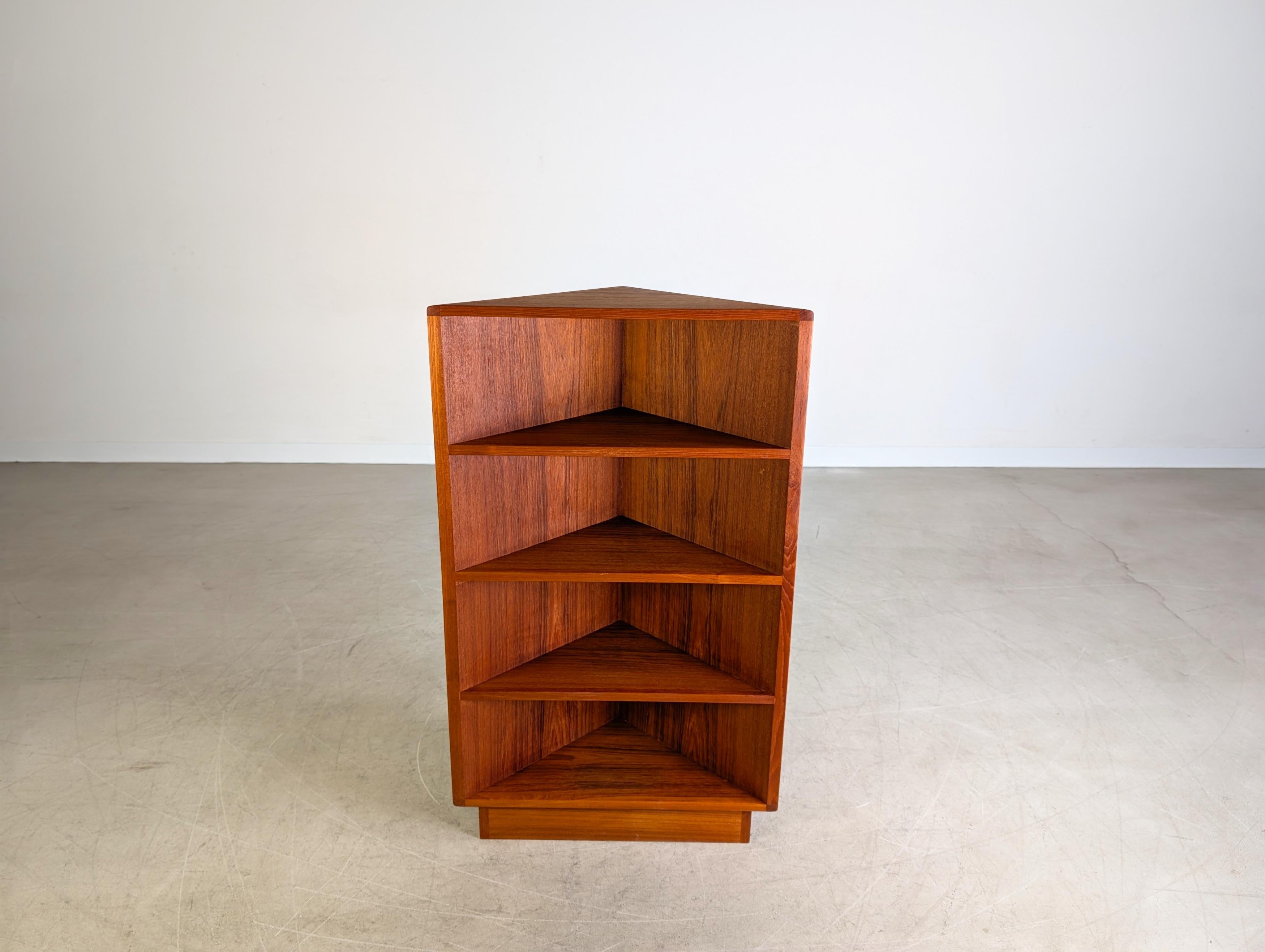 A. Klein offre uno splendido e piccolo Eckregal in teak degli anni 1960-1970 da acquistare. Das Regal si distingue per la sua forma semplice e minimalista, che consente di integrarlo in modo ottimale in diverse abitazioni.

Zustand: Guter