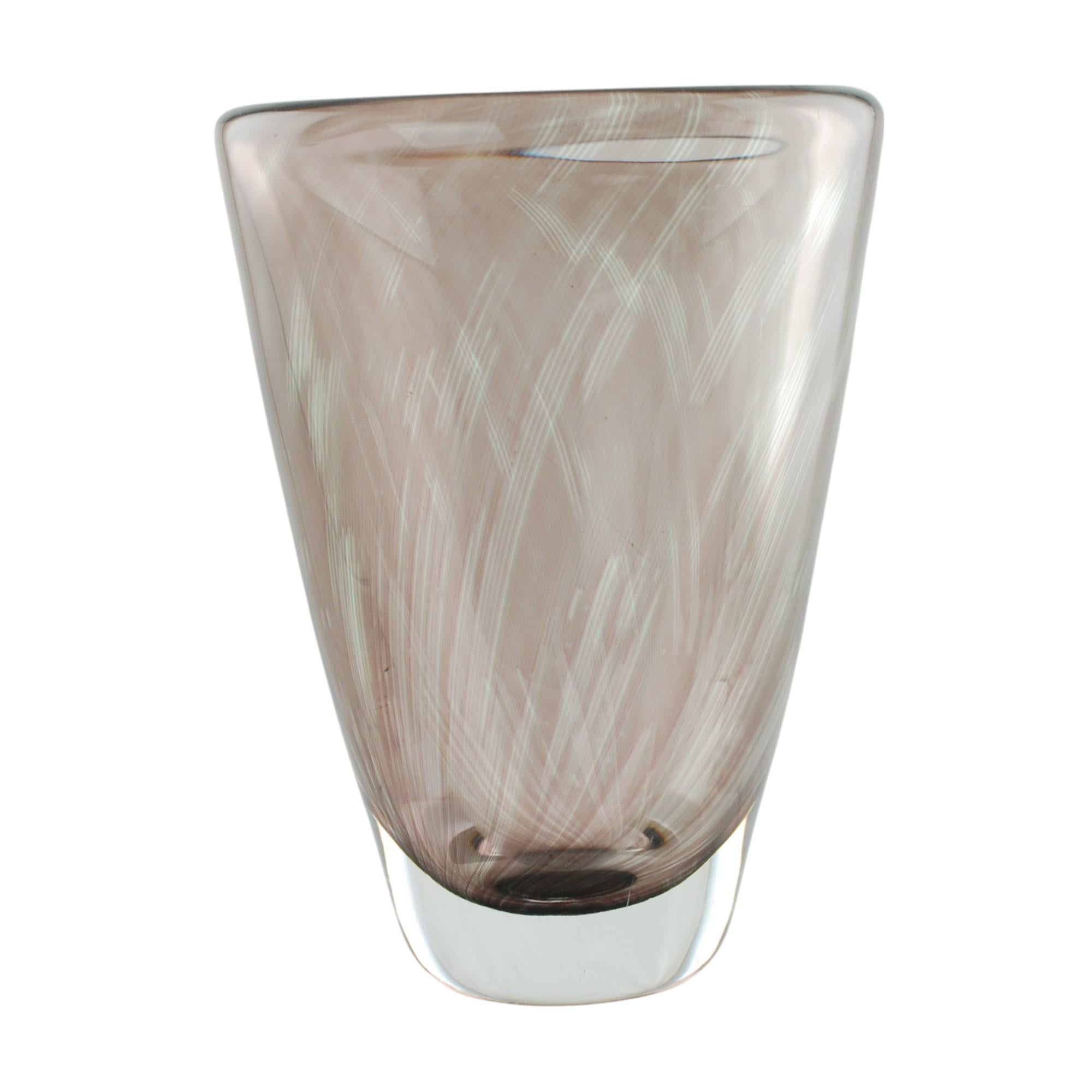 Ce lourd vase en verre Graal d'Orrefors a été conçu par le célèbre designer suédois Edvin Öhrström (1906-1994). La pièce a une forme cylindrique évasée classique et présente une épaisse couche de verre transparent sur une couleur améthyste fumée. Le