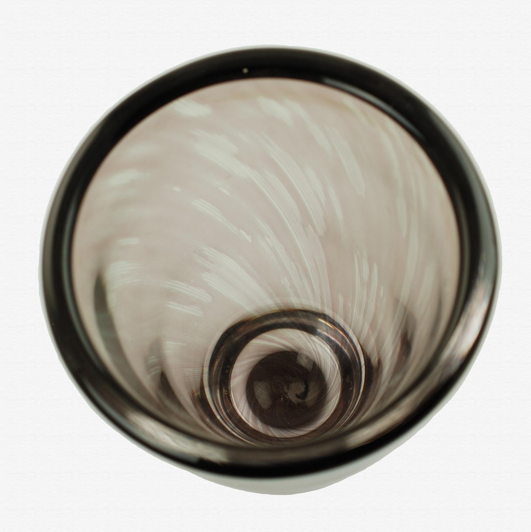 Vase aus grauem Glas von Edvin Öhrström für Orrefors Schweden, Mitte des Jahrhunderts (Mitte des 20. Jahrhunderts) im Angebot