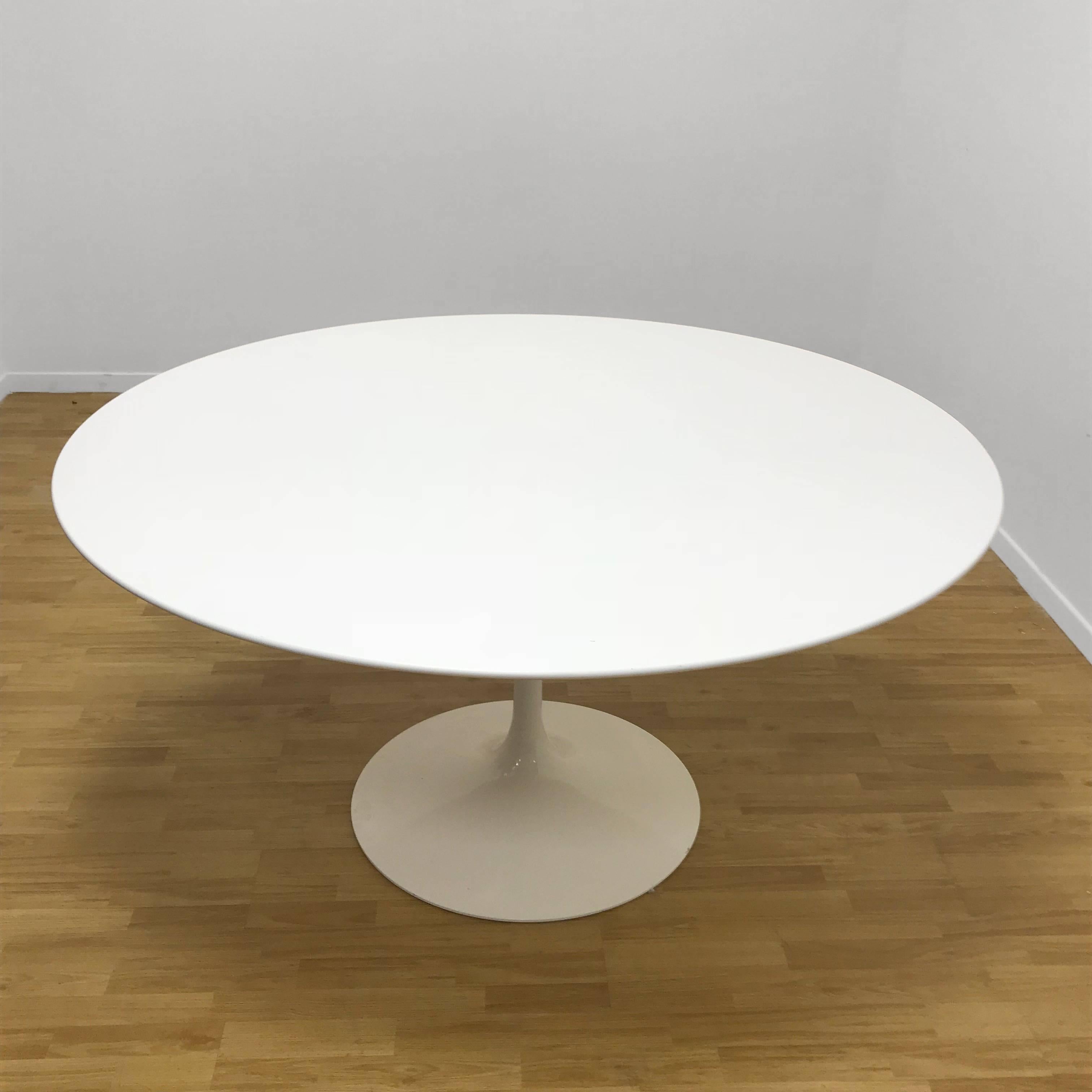 Eero Saarinen (1910-1961) original tulip table by Eero Saarinen Signed Knoll Studio. This iconic item was produced during 1970s.

This round dining table is made of white laminated plastic and aluminium.

One of the most famous pieces of design