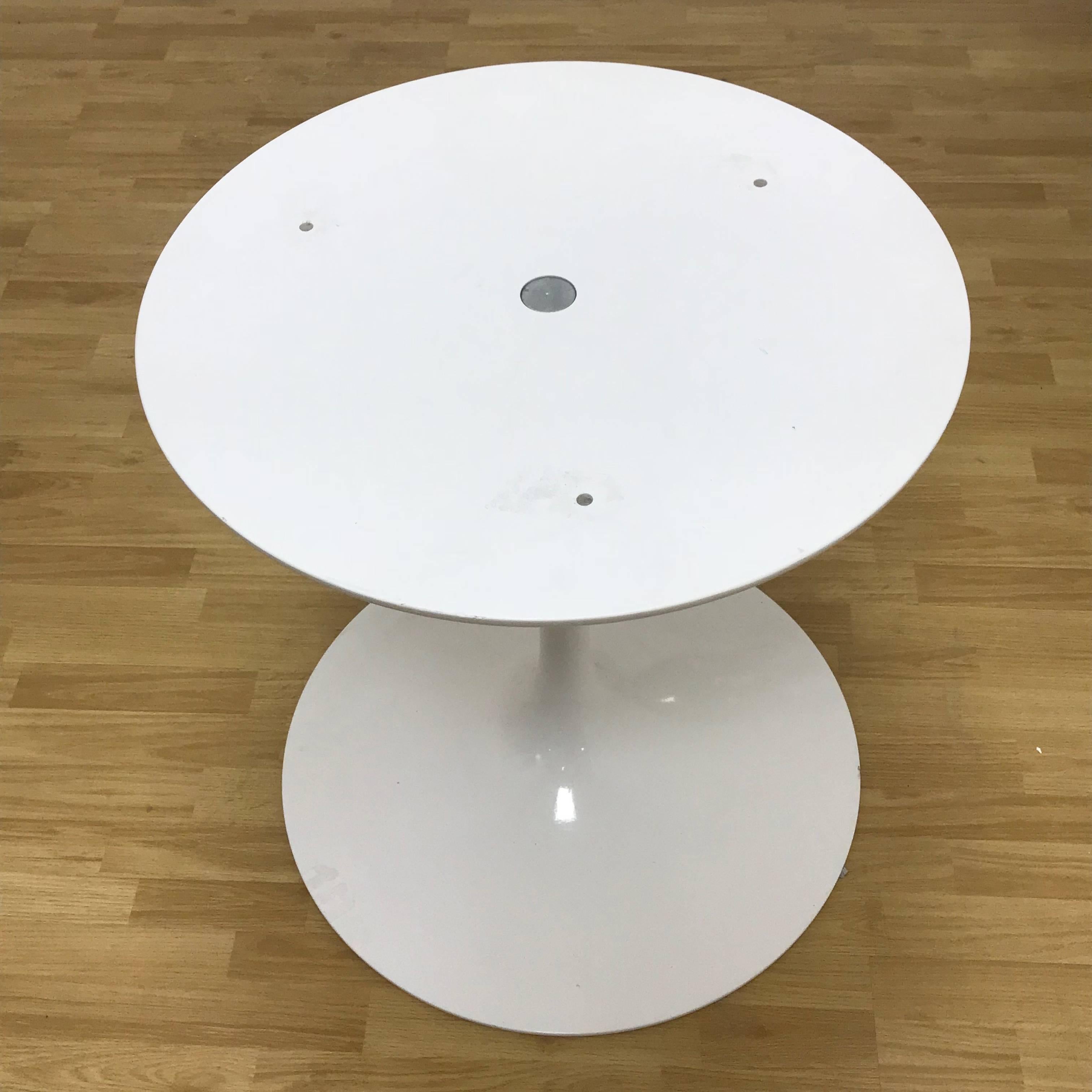 Laminated Midcentury Eero Saarinen White Plastic and Aluminium Tulip Round Table, Knoll