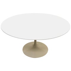 Midcentury Eero Saarinen White Plastic and Aluminium Tulip Round Table, Knoll