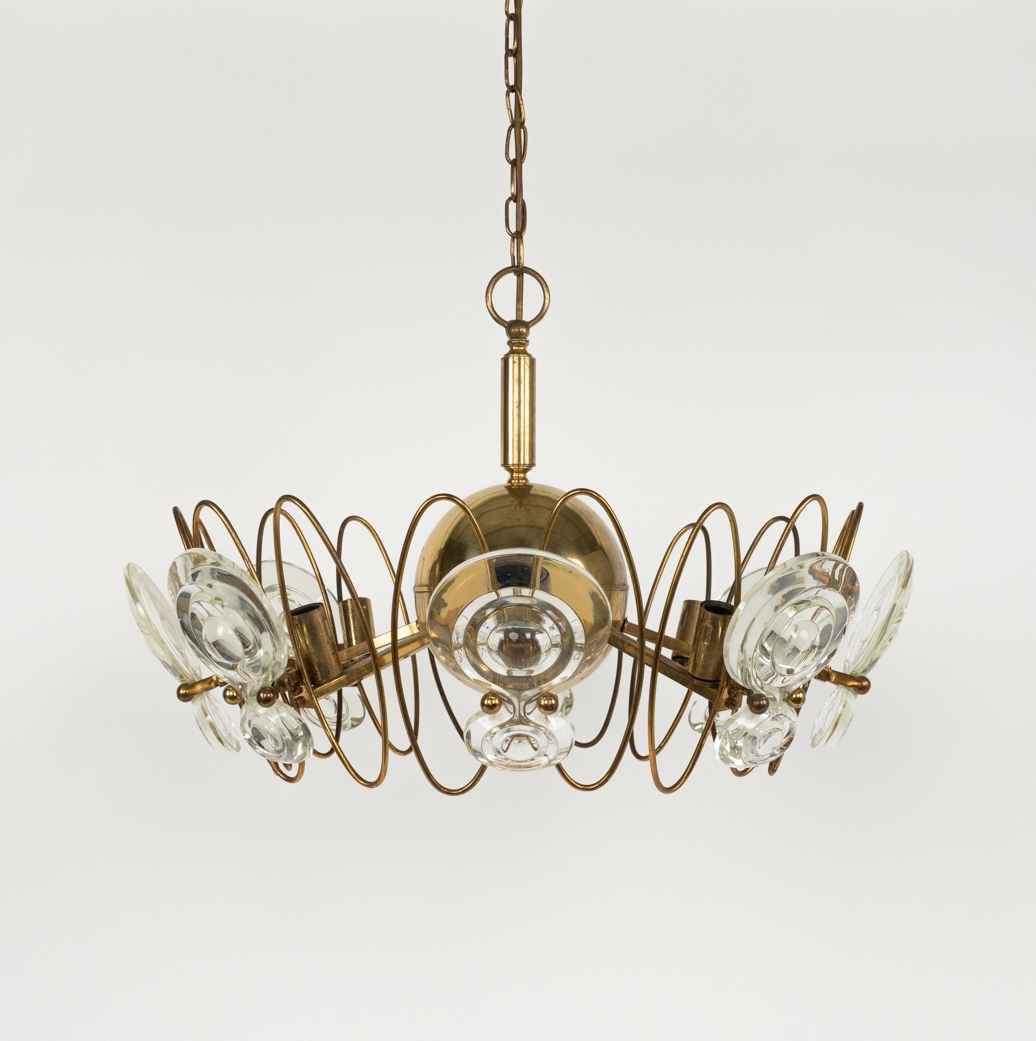 Lampadario di metà secolo in ottone e vetro di Oscar Torlasco.

Prodotto in Italia negli anni '1960.

Utilizza 8 lampadine.