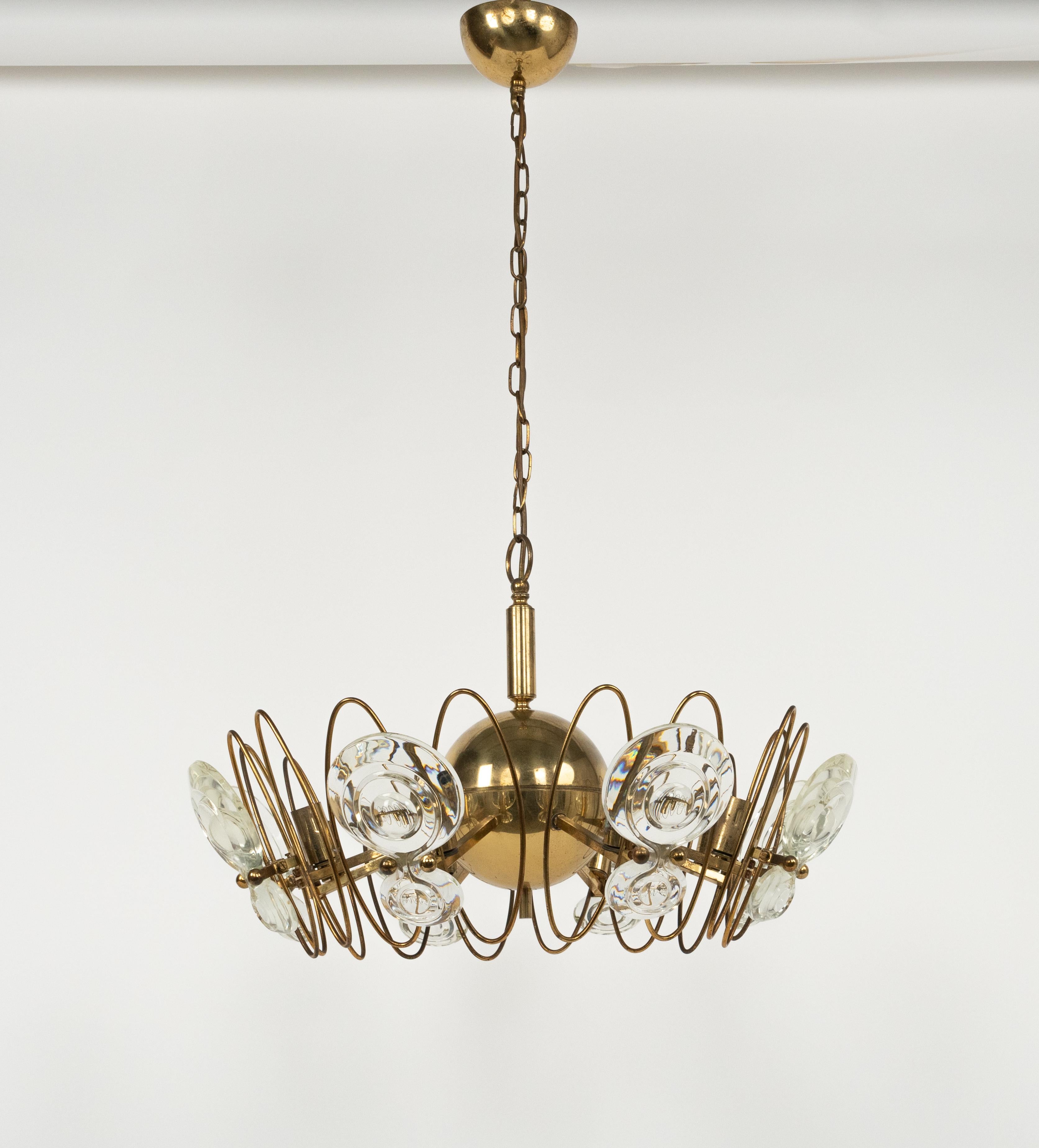 Mid-Century moderno Lampadario a otto luci del Medioevo in ottone e vetro di Oscar Torlasco, Italia 1960s in vendita