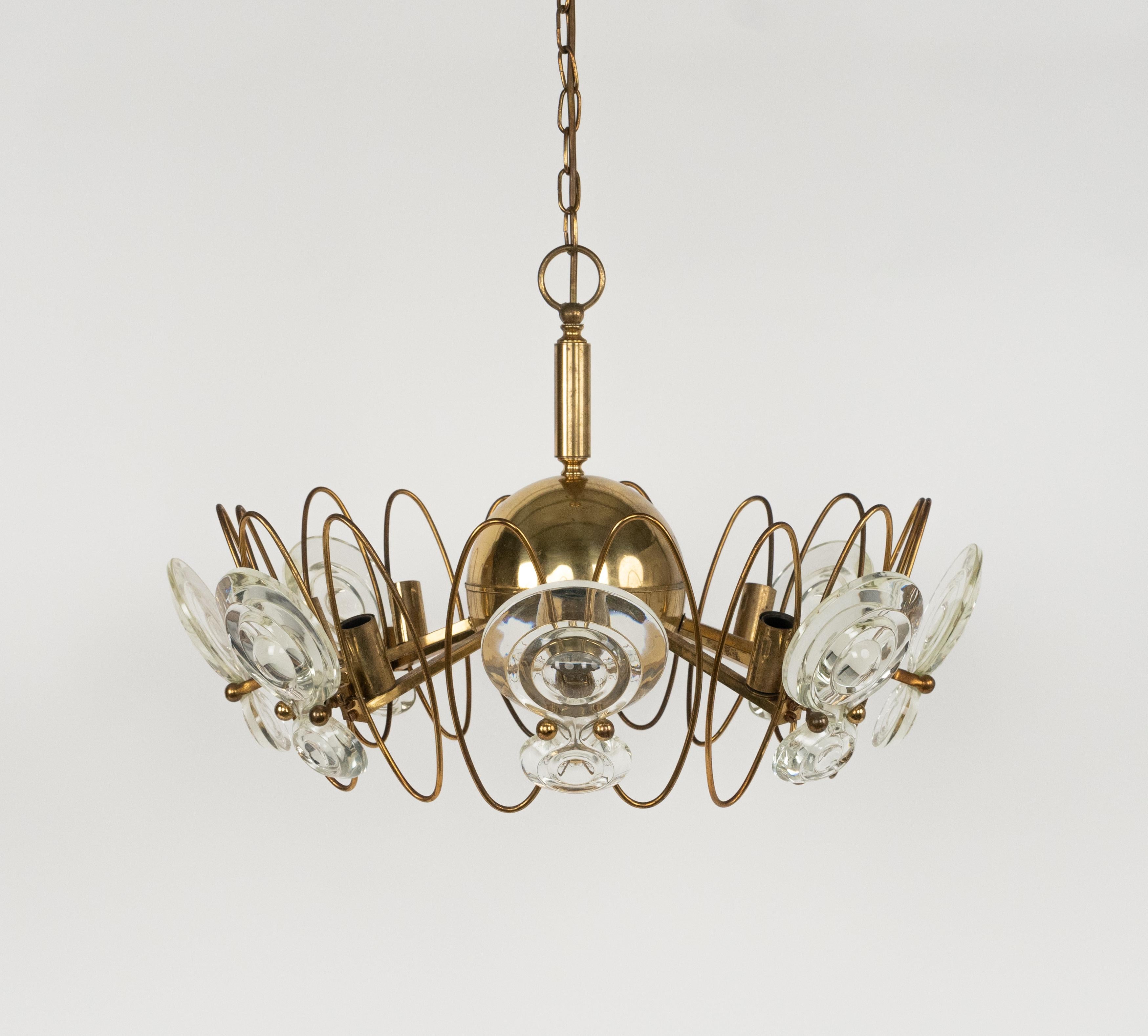 Italiano Lampadario a otto luci del Medioevo in ottone e vetro di Oscar Torlasco, Italia 1960s in vendita
