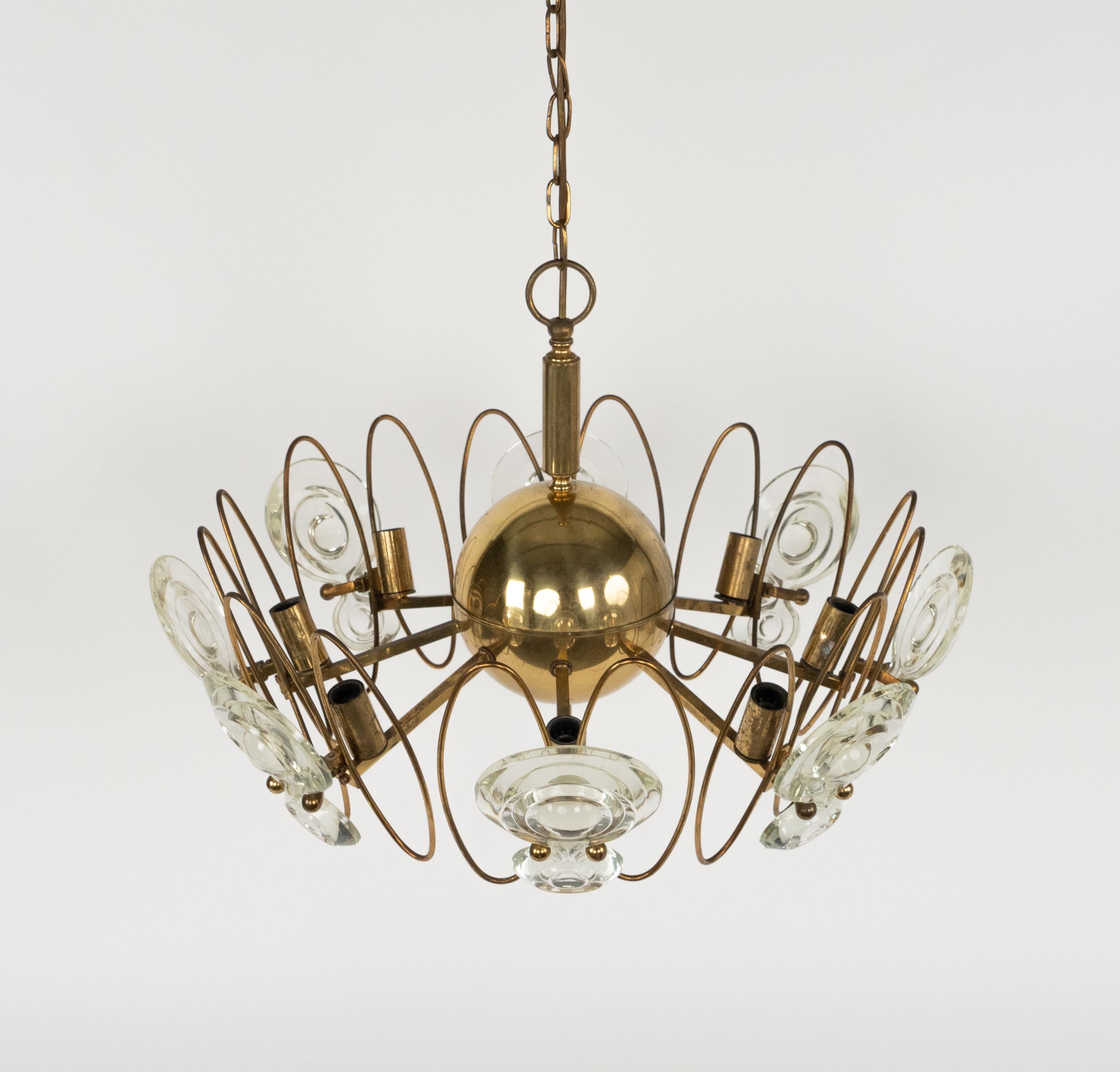 Lampadario a otto luci del Medioevo in ottone e vetro di Oscar Torlasco, Italia 1960s In condizioni buone in vendita a Rome, IT