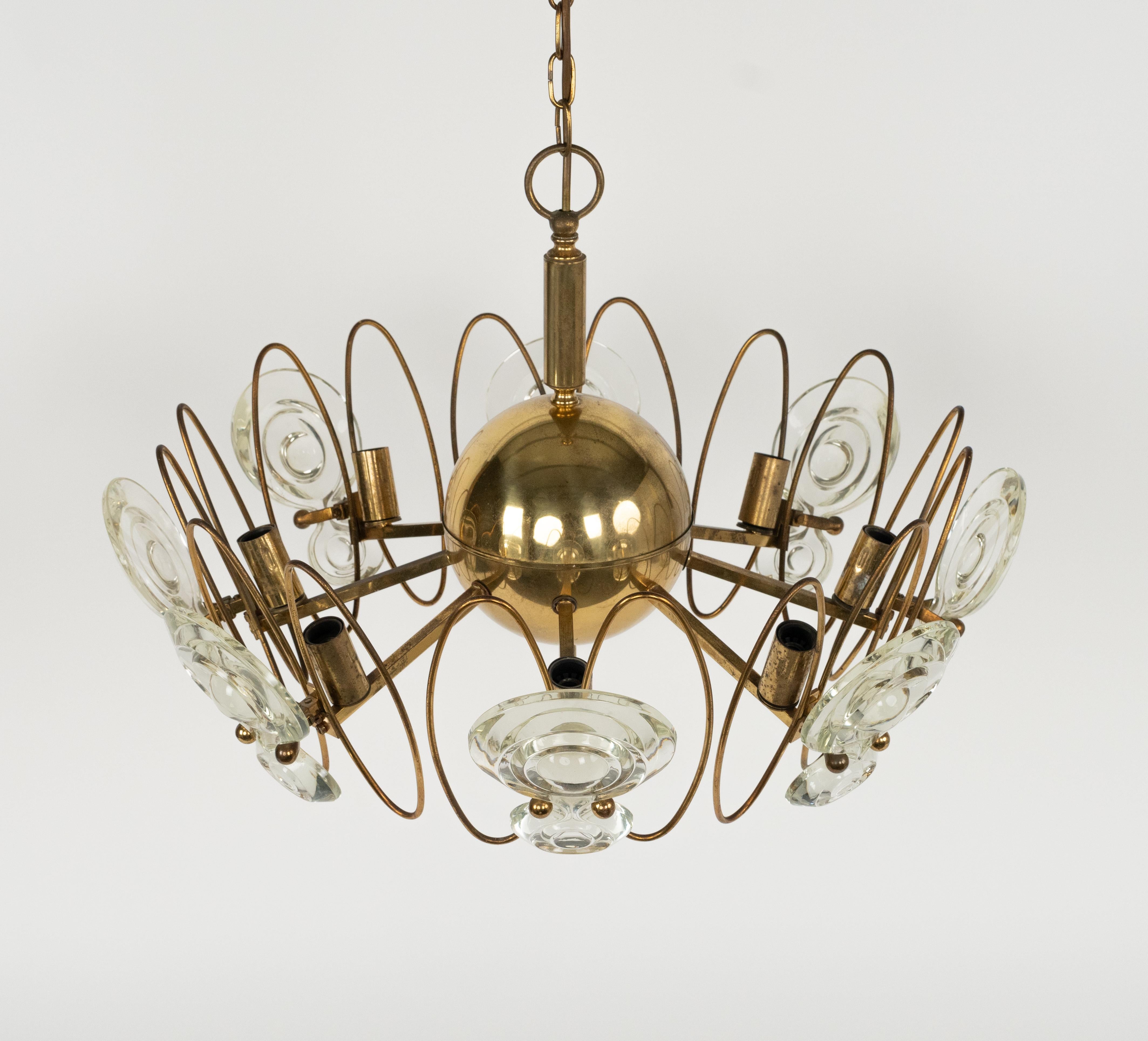 Metà XX secolo Lampadario a otto luci del Medioevo in ottone e vetro di Oscar Torlasco, Italia 1960s in vendita