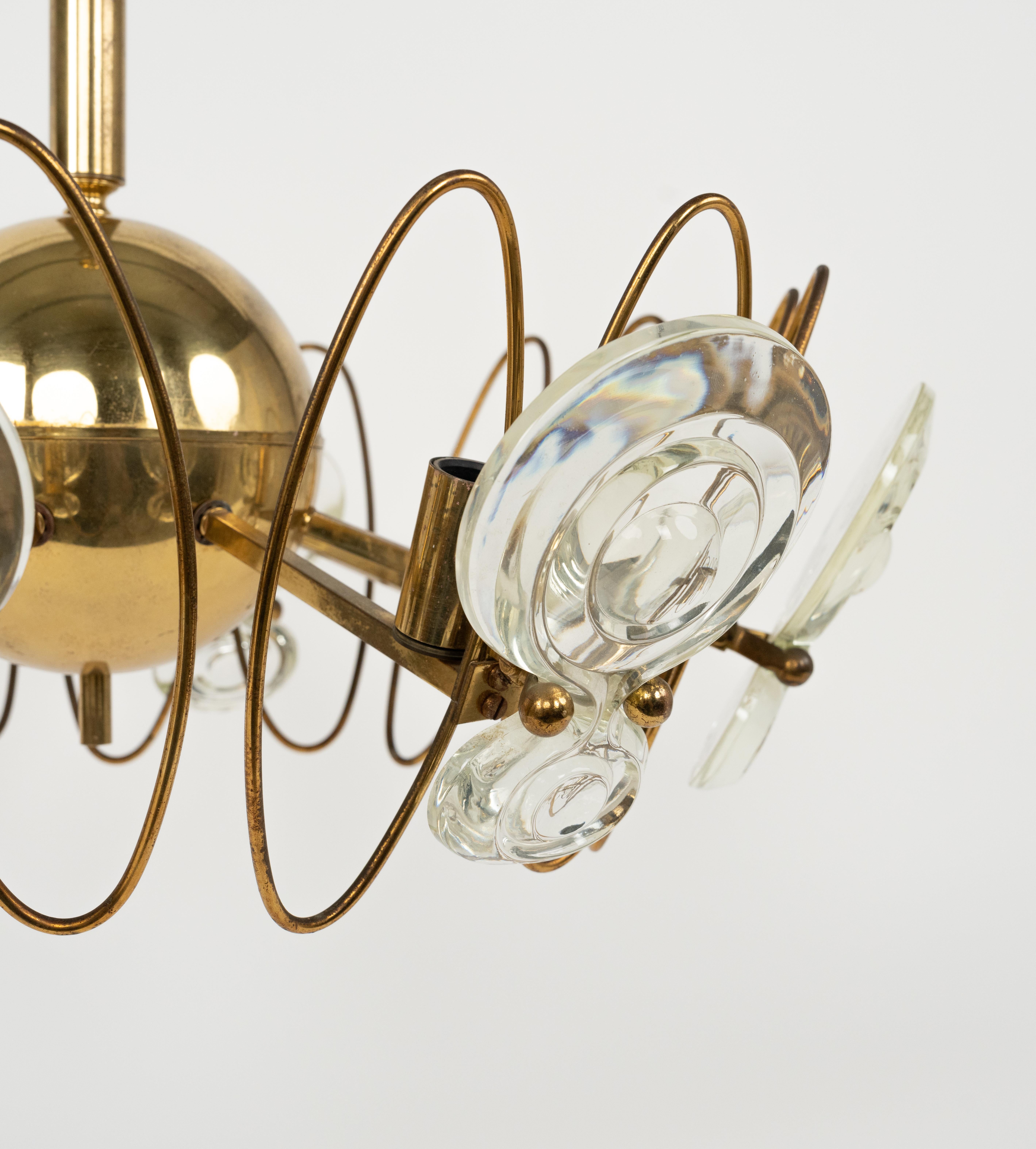 Metallo Lampadario a otto luci del Medioevo in ottone e vetro di Oscar Torlasco, Italia 1960s in vendita
