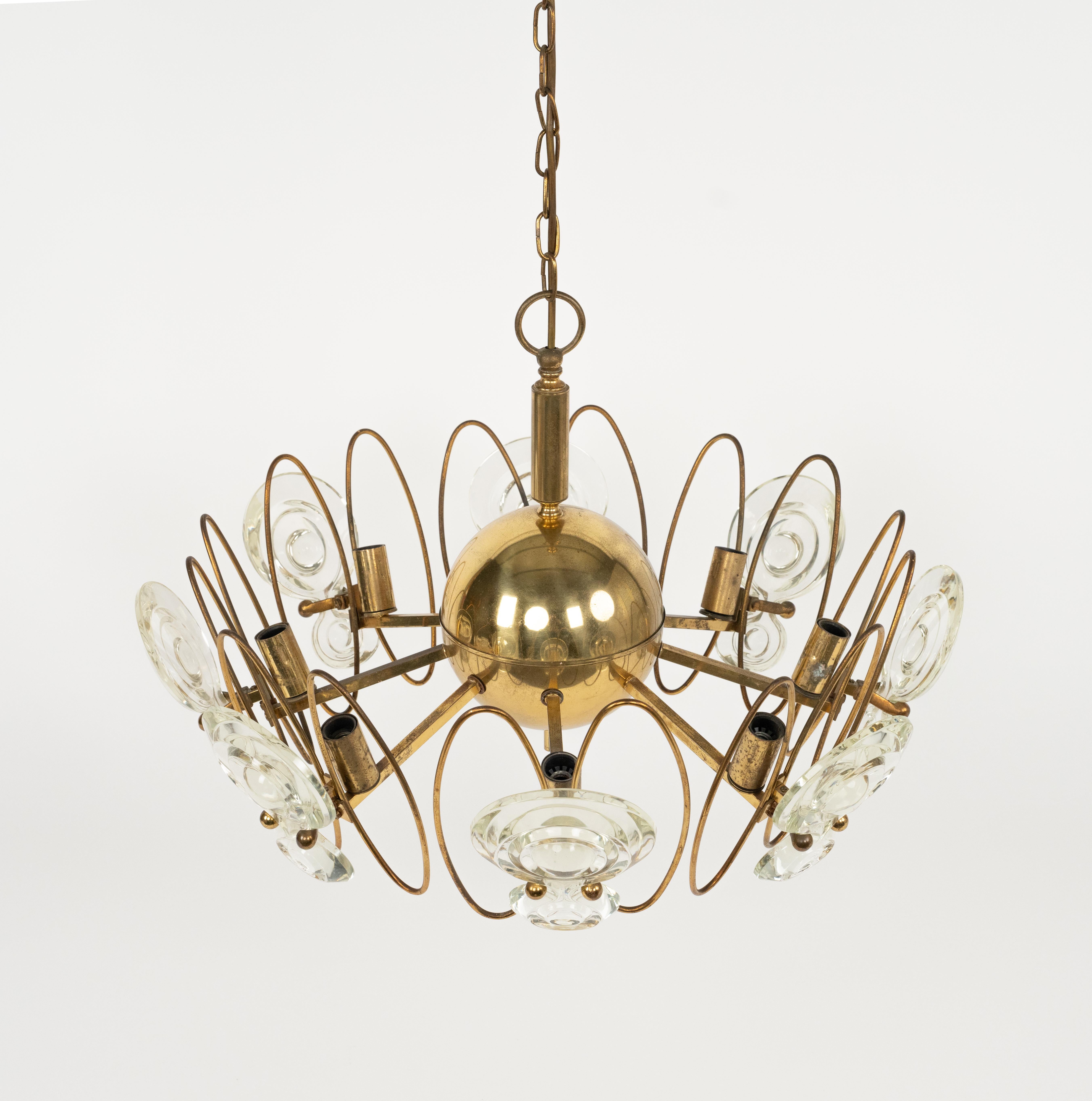 Lampadario a otto luci del Medioevo in ottone e vetro di Oscar Torlasco, Italia 1960s in vendita 1