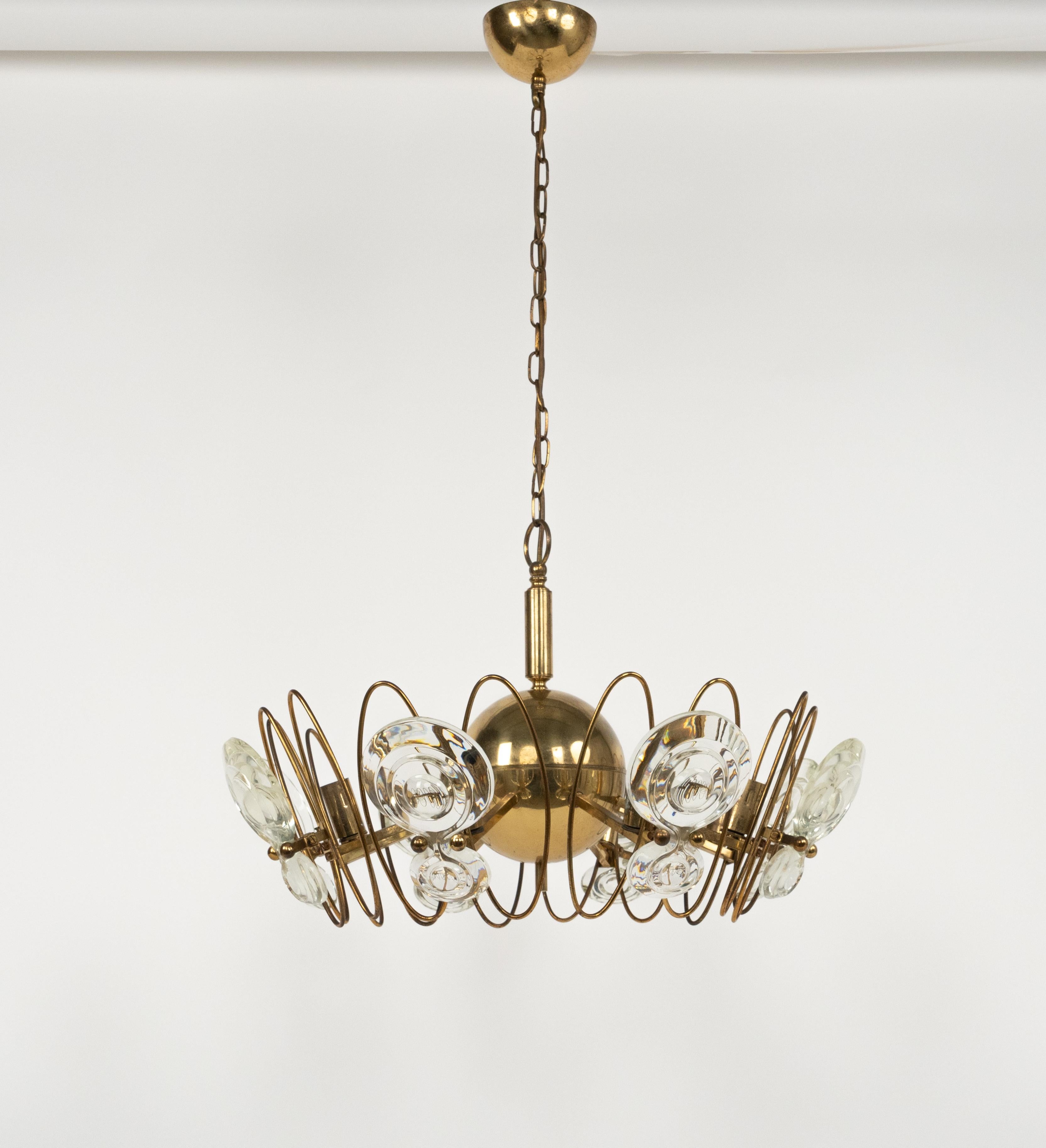 Lampadario a otto luci del Medioevo in ottone e vetro di Oscar Torlasco, Italia 1960s in vendita 2