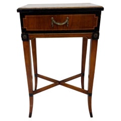 1950 Mediados de siglo Elegante Landstrom Furniture Mesilla de noche neoclásica con cajón