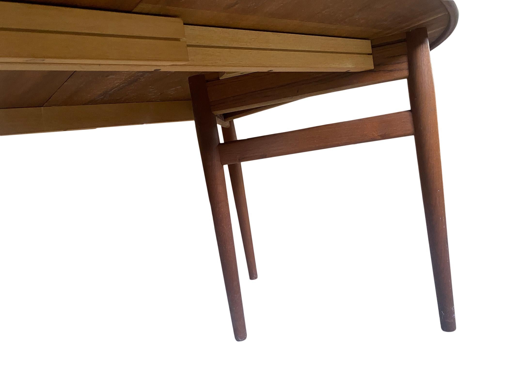 Midcentury Elliptical Danish Teak Expandable Dining Table by Arne Vodder No. 212 In Good Condition In BROOKLYN, NY