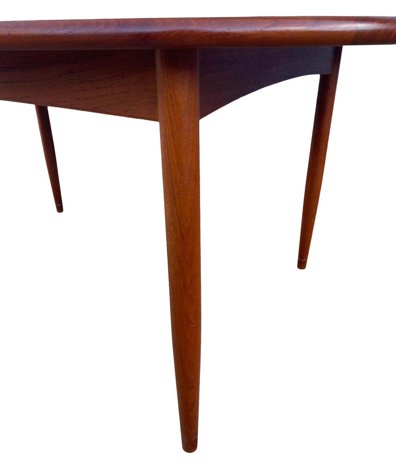 Midcentury Elliptical Large Oval Danish Teak Expandable Dining Table '3' Leaves In Good Condition In BROOKLYN, NY