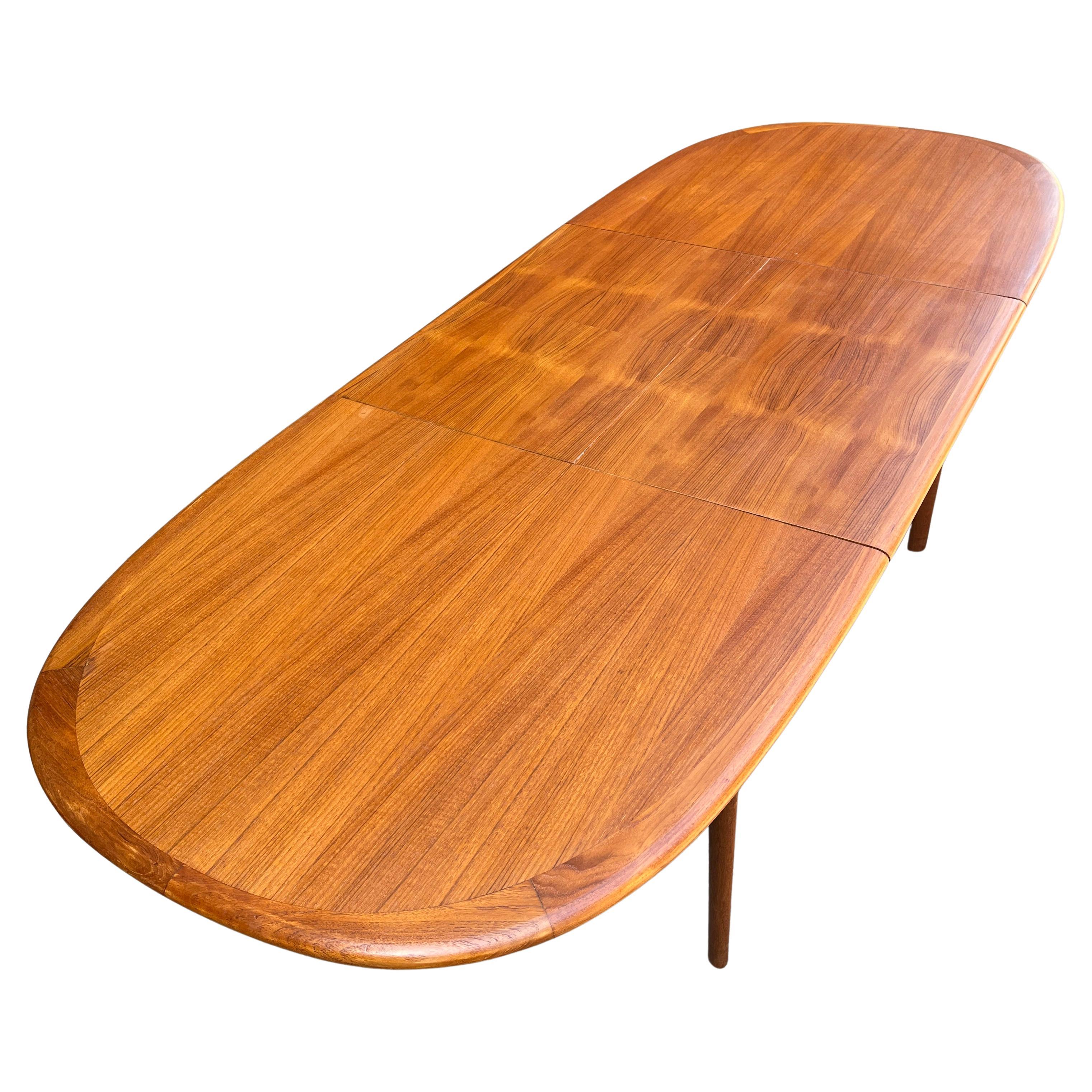 Nous vous proposons cette magnifique table de salle à manger en teck conçue par Svend Madsen. La feuille de papillon est cachée et ne se décolore pas. La table fermée mesure 63''. La table entièrement déployée mesure 91'' de long. L'emmanchure est