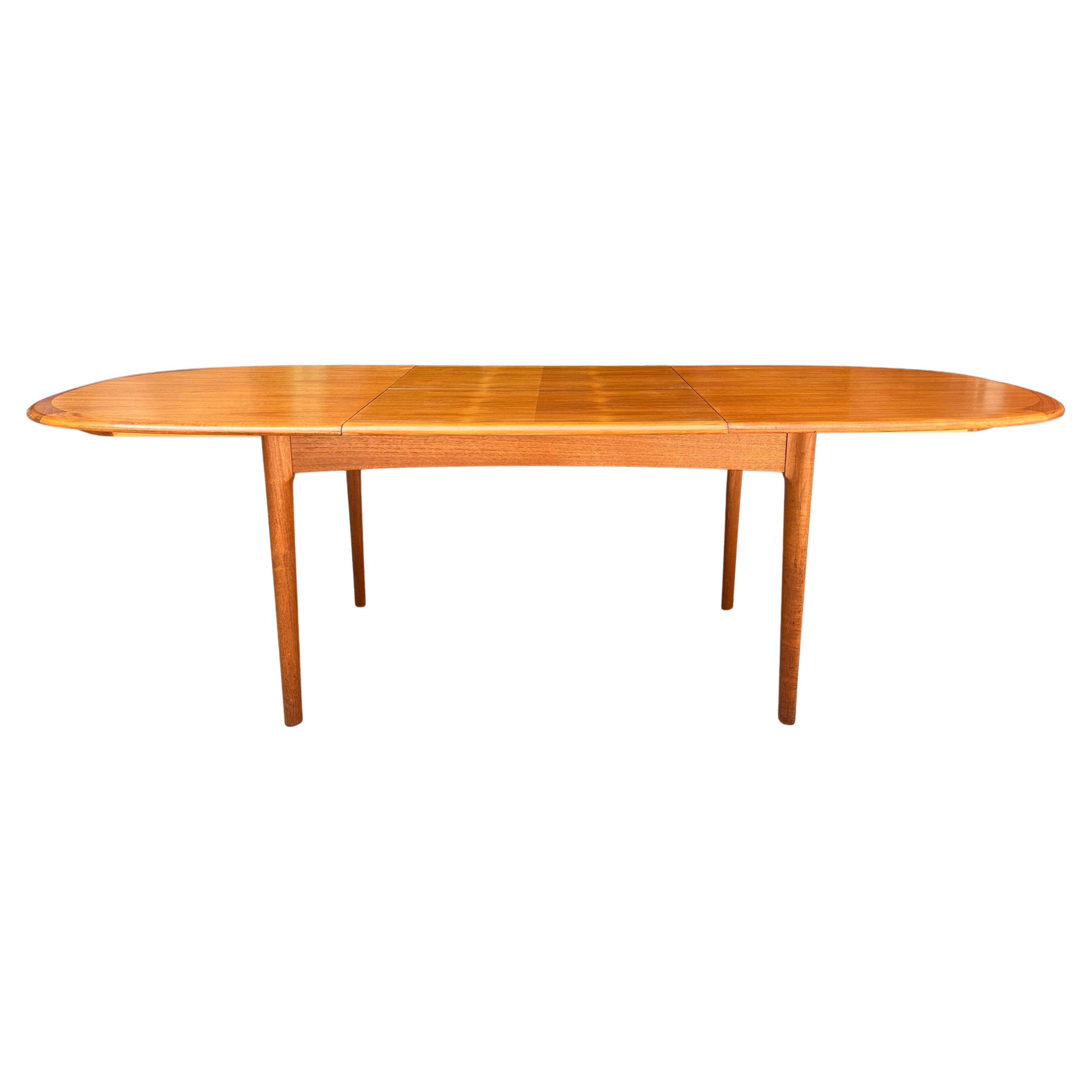 Danois Table de salle à manger extensible en teck, elliptique et ovale, du milieu du siècle  en vente