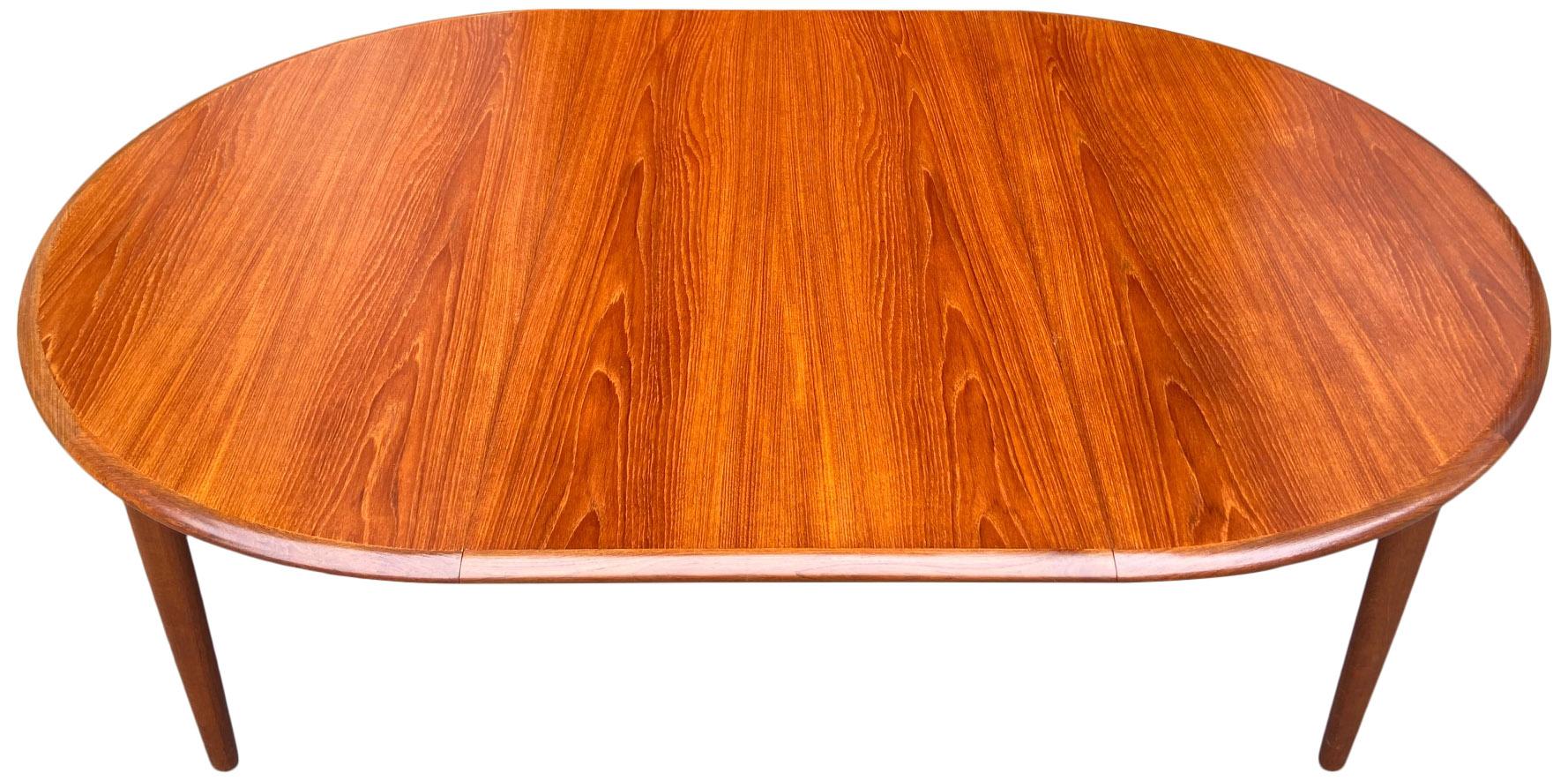 Midcentury Elliptical Oval Teak Expandable Dining Table '2' Leaves In Good Condition In BROOKLYN, NY