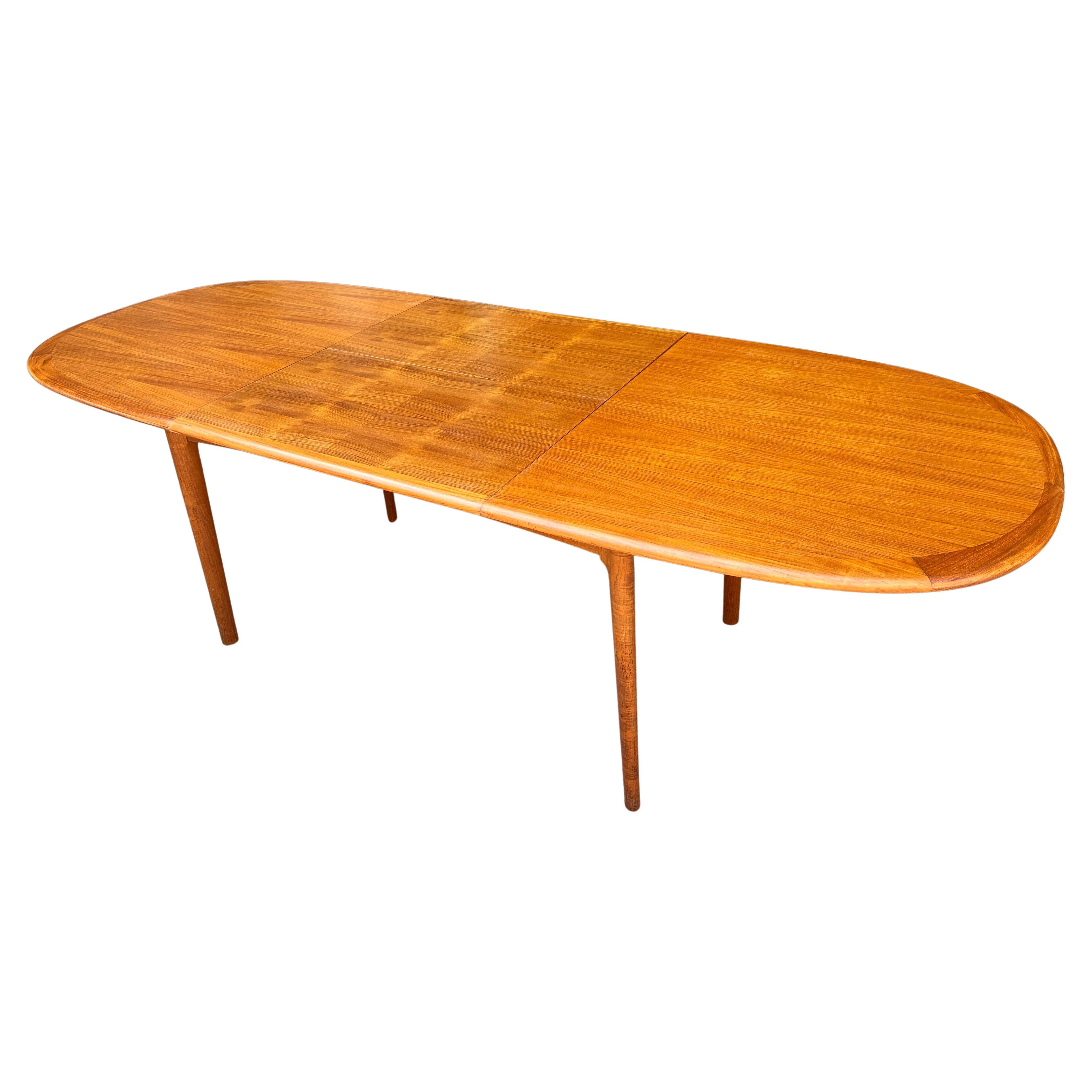 Midcentury Elliptical Oval Teak Expandable Dining Table  In Good Condition For Sale In BROOKLYN, NY