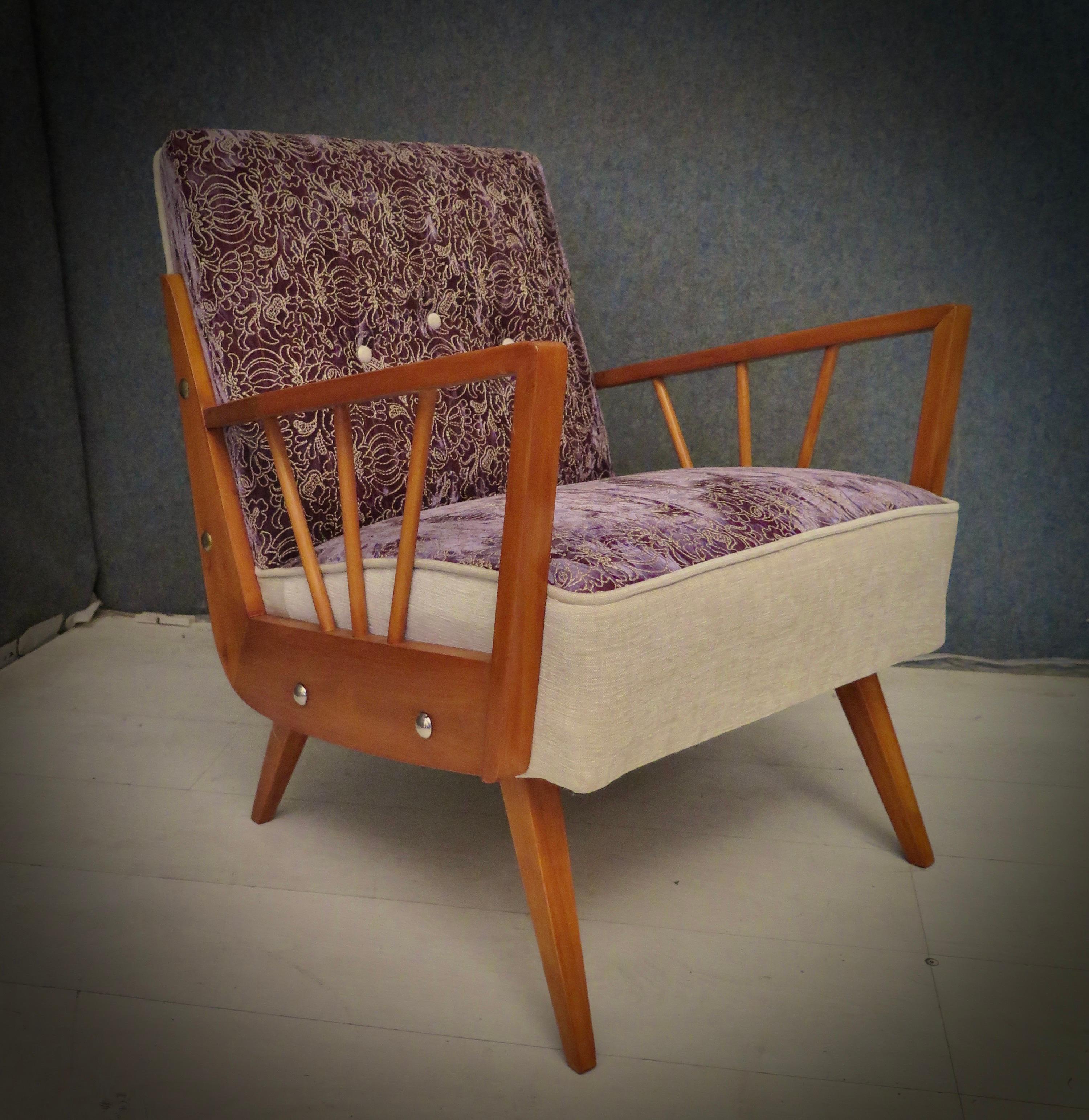 Mid-Century moderno Poltrone da club italiane di metà secolo in Wood Wood e velluto ricamato, 1950 in vendita