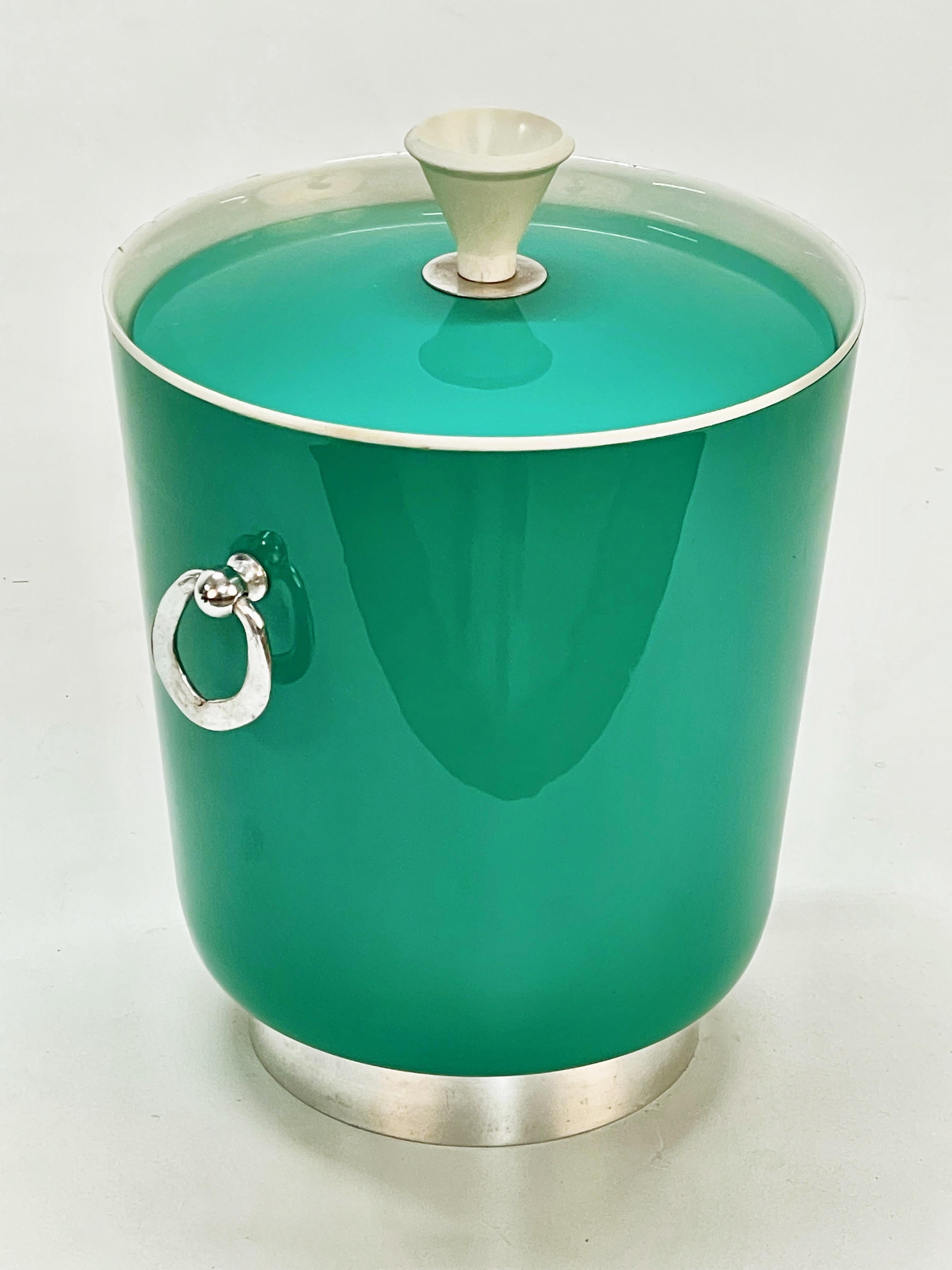 Unique mid-century emerald green plastic ice bucket with aluminium handles. This fantastic piece was designed in Italy during the 1960s.

This item is fantastic thanks to the typical and extraordinary contrast of colours, emerald green on the