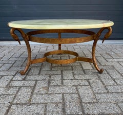 Tavolino da caffè Empire Revival del Midcentury con piano in onice ed eleganti sculture di cigno