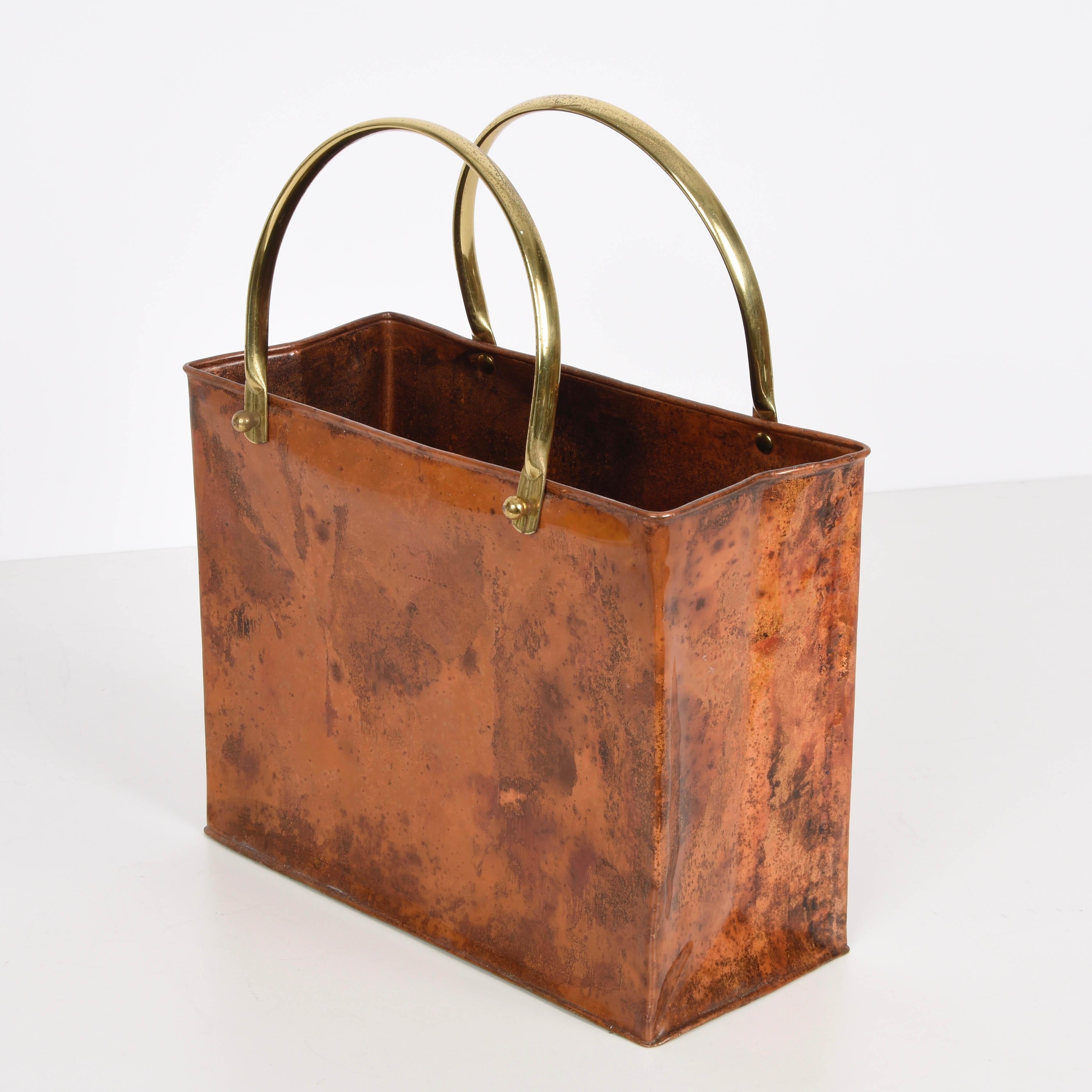 Midcentury Enameled Copper Italian Magazine Rack with Brass Handles, 1970s In Excellent Condition In Roma, IT
