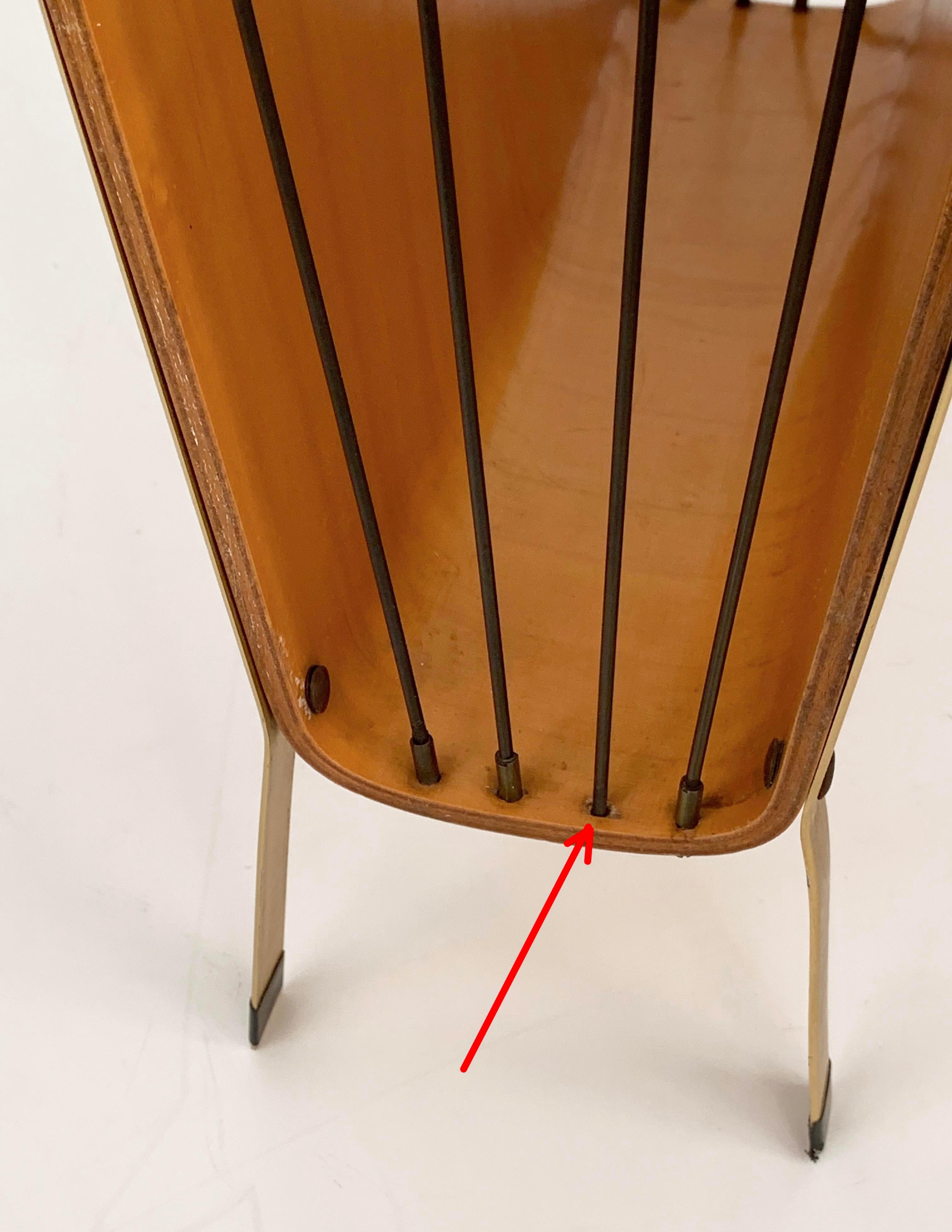 Portariviste italiano di metà secolo in metallo smaltato, acero, teak e ottone, anni '50 in vendita 5