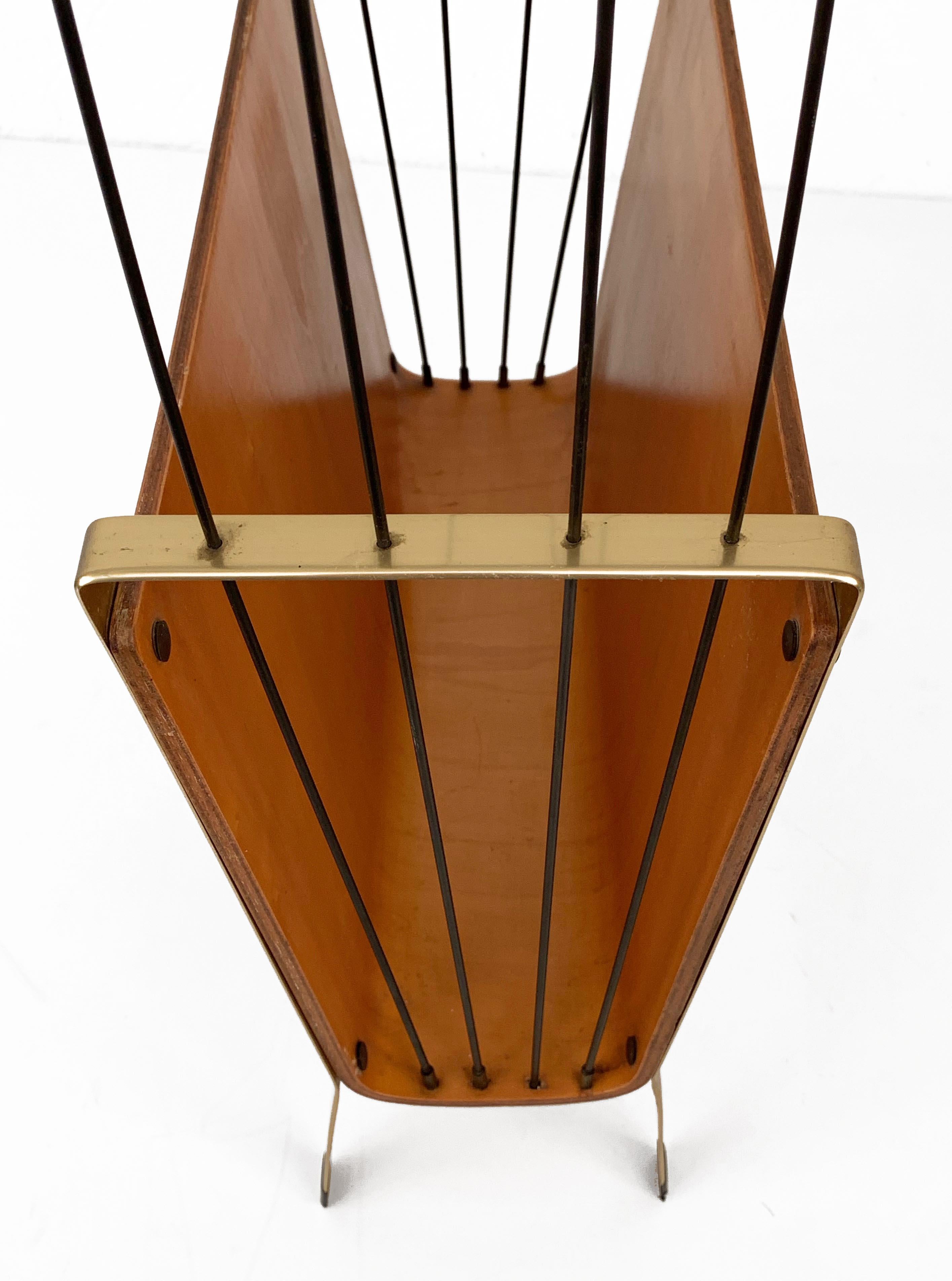Portariviste italiano di metà secolo in metallo smaltato, acero, teak e ottone, anni '50 in vendita 9