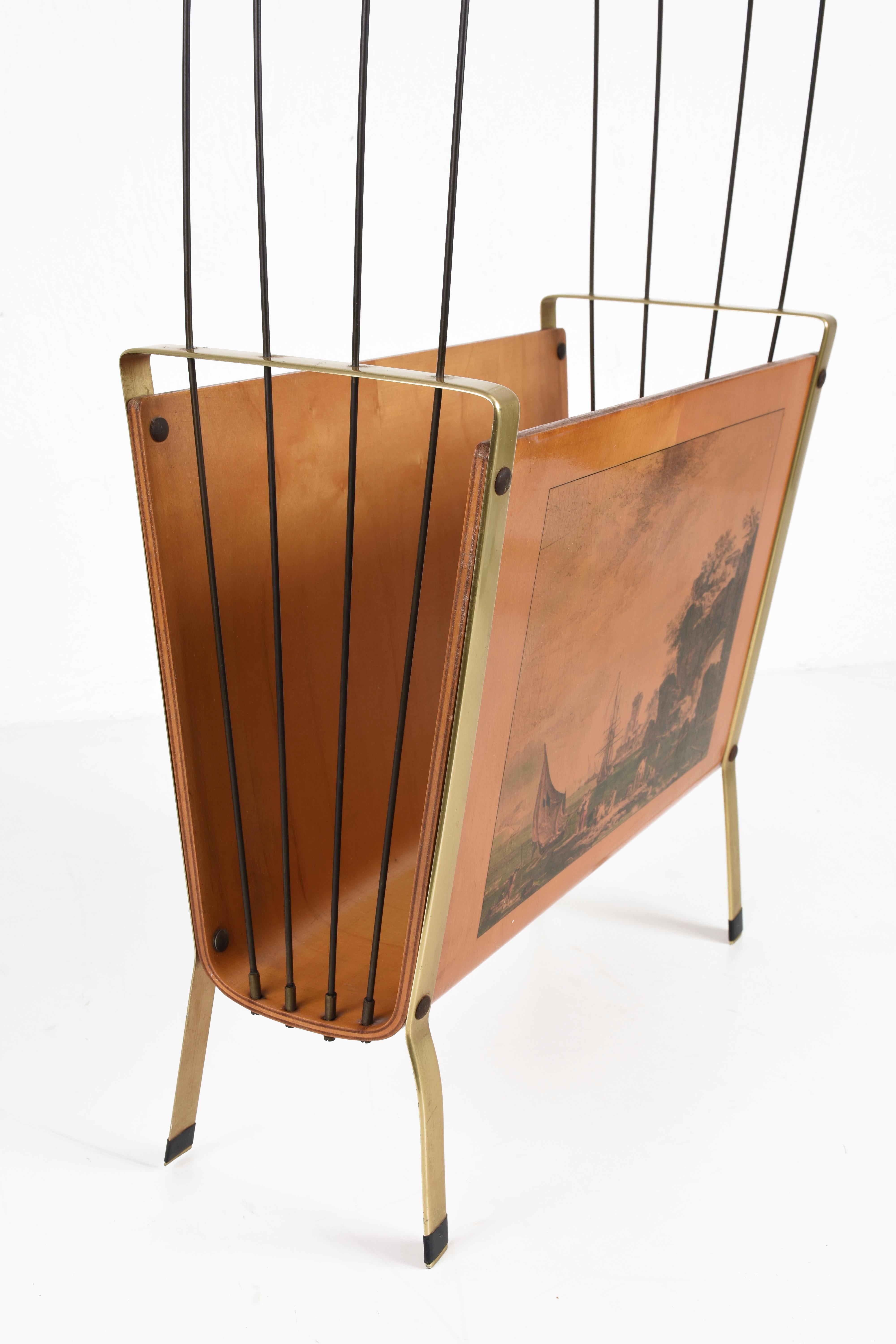 Italiano Portariviste italiano di metà secolo in metallo smaltato, acero, teak e ottone, anni '50 in vendita