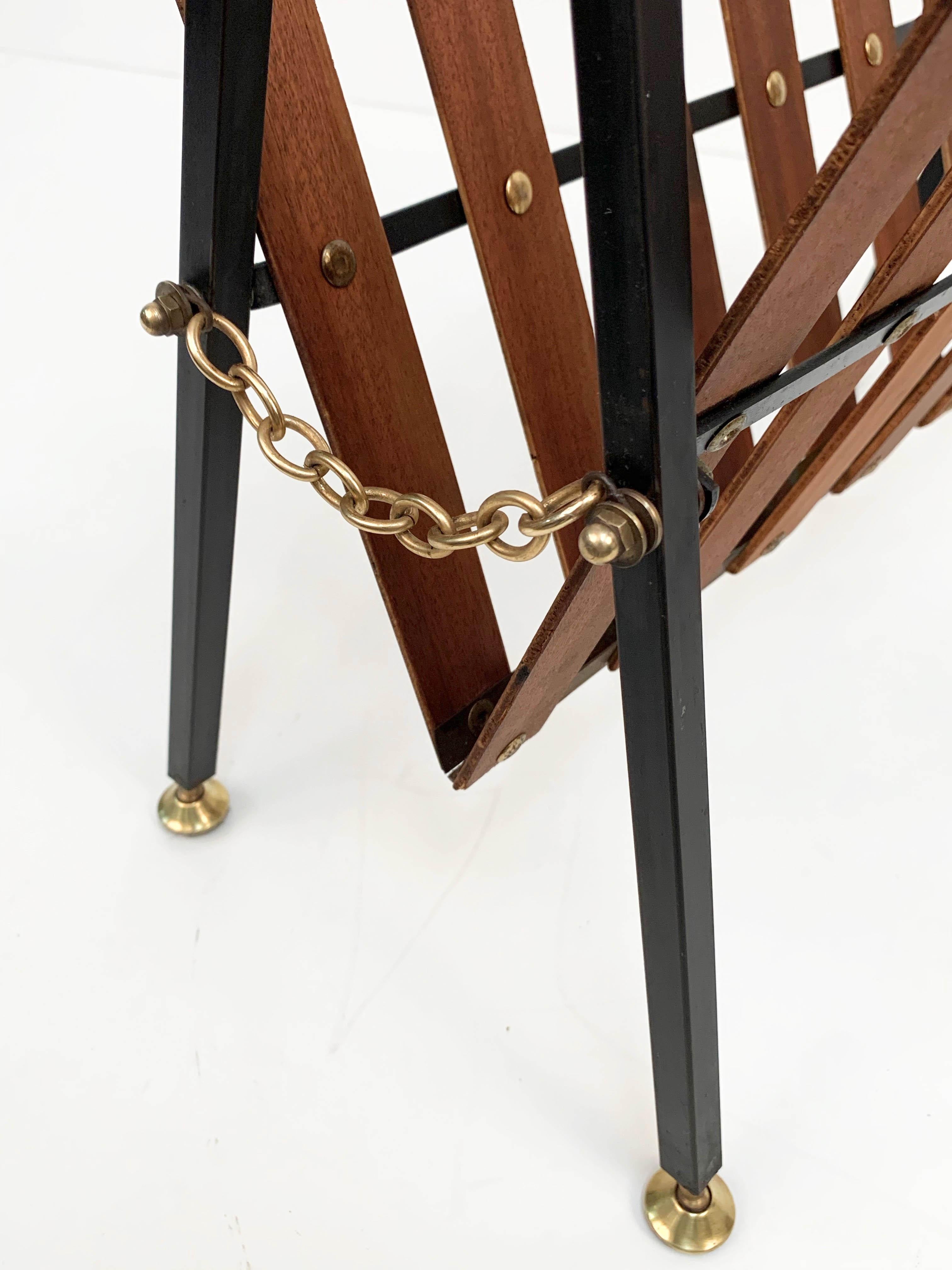 Portariviste italiano di metà secolo in metallo smaltato, teak e ottone, anni '50 In condizioni buone in vendita a Roma, IT