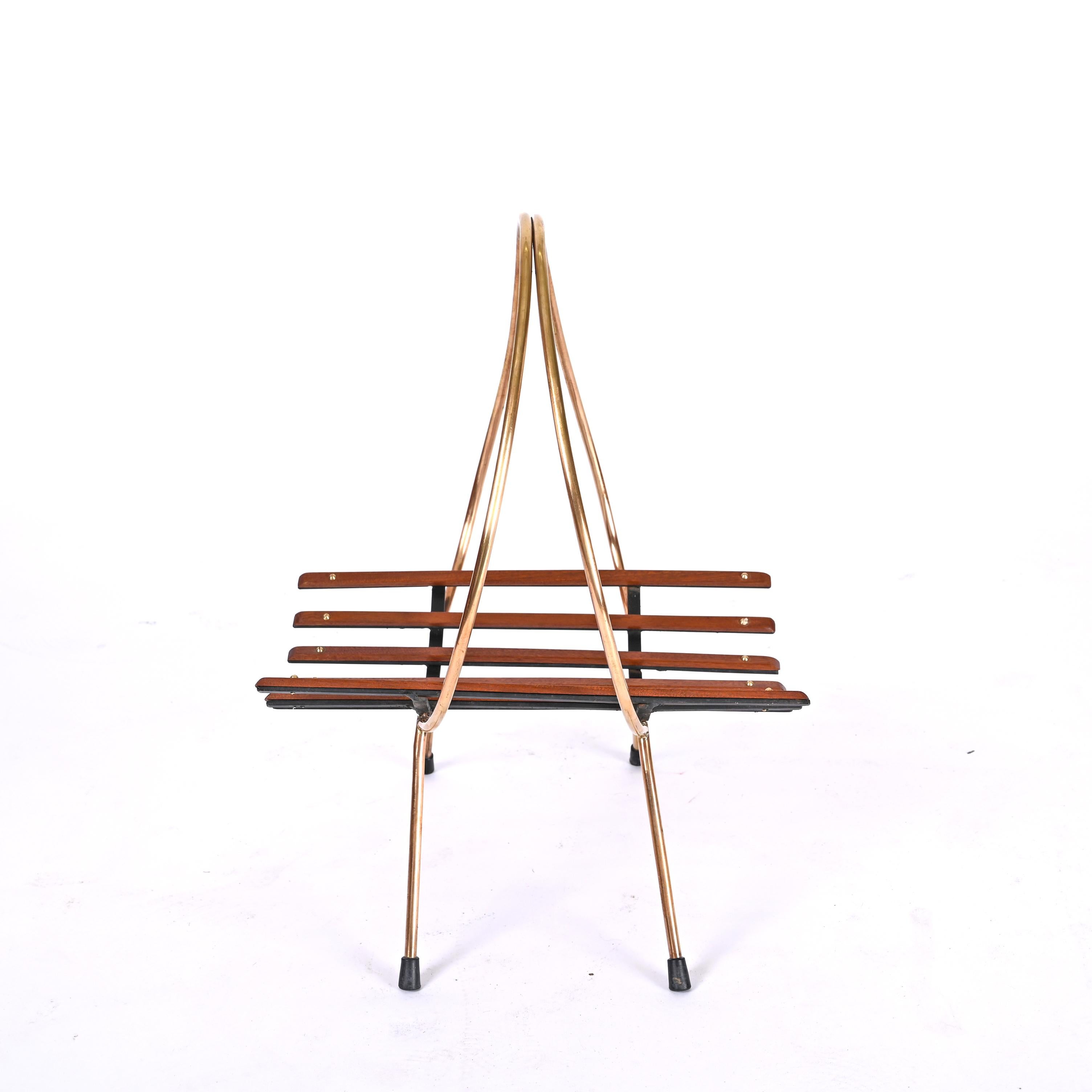 Midcentury Enameled Metal, Teak and Brass Italian Magazine Rack, 1960s In Good Condition For Sale In Roma, IT