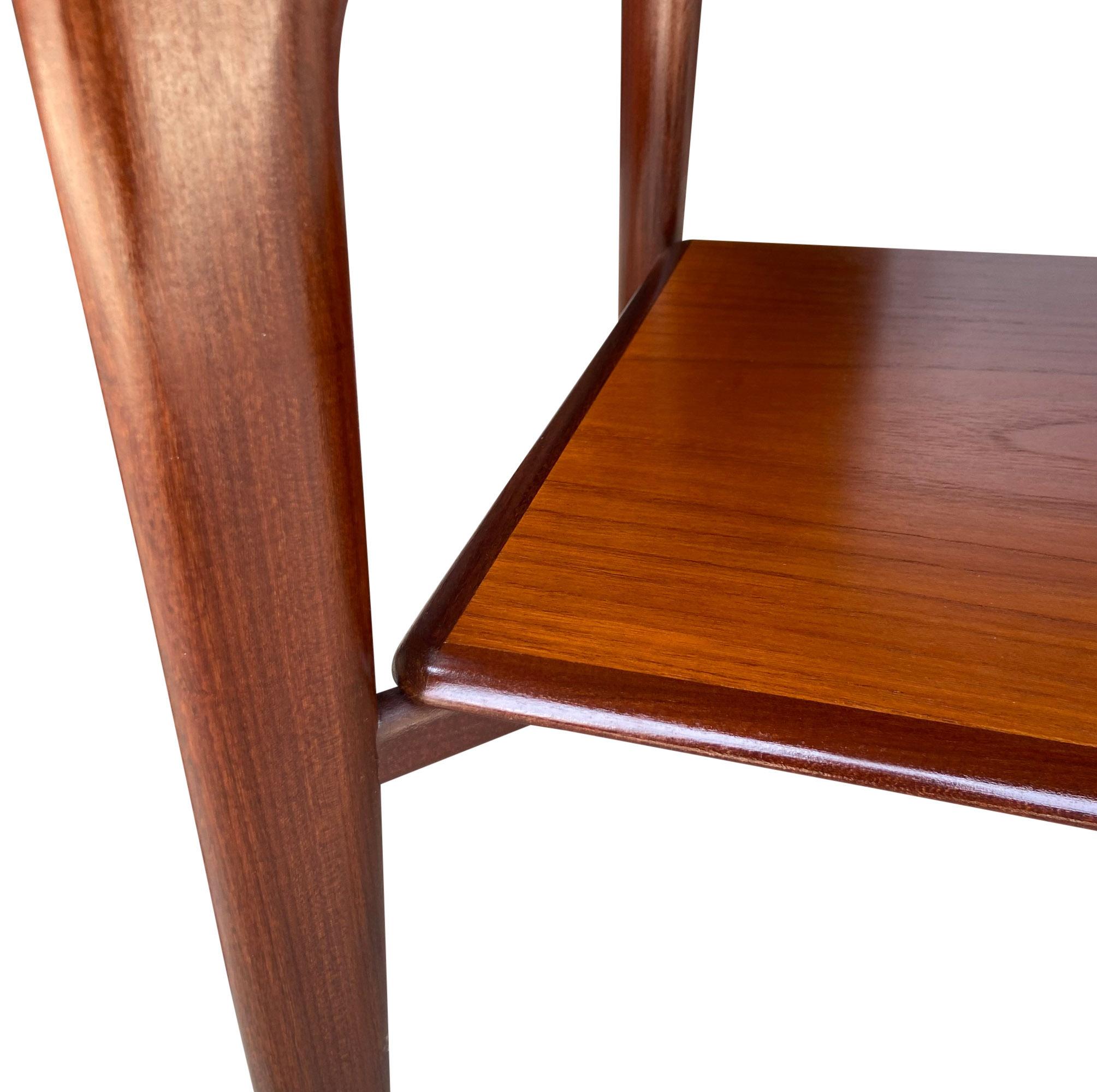 Nous vous présentons ces magnifiques tables danoises en bois de teck de haute qualité. Dans un état original étonnant montrant une patine chaude et brillante. Conçu par Svend Aage Madsen.

L'étagère a une hauteur de 9'' à partir du sol.