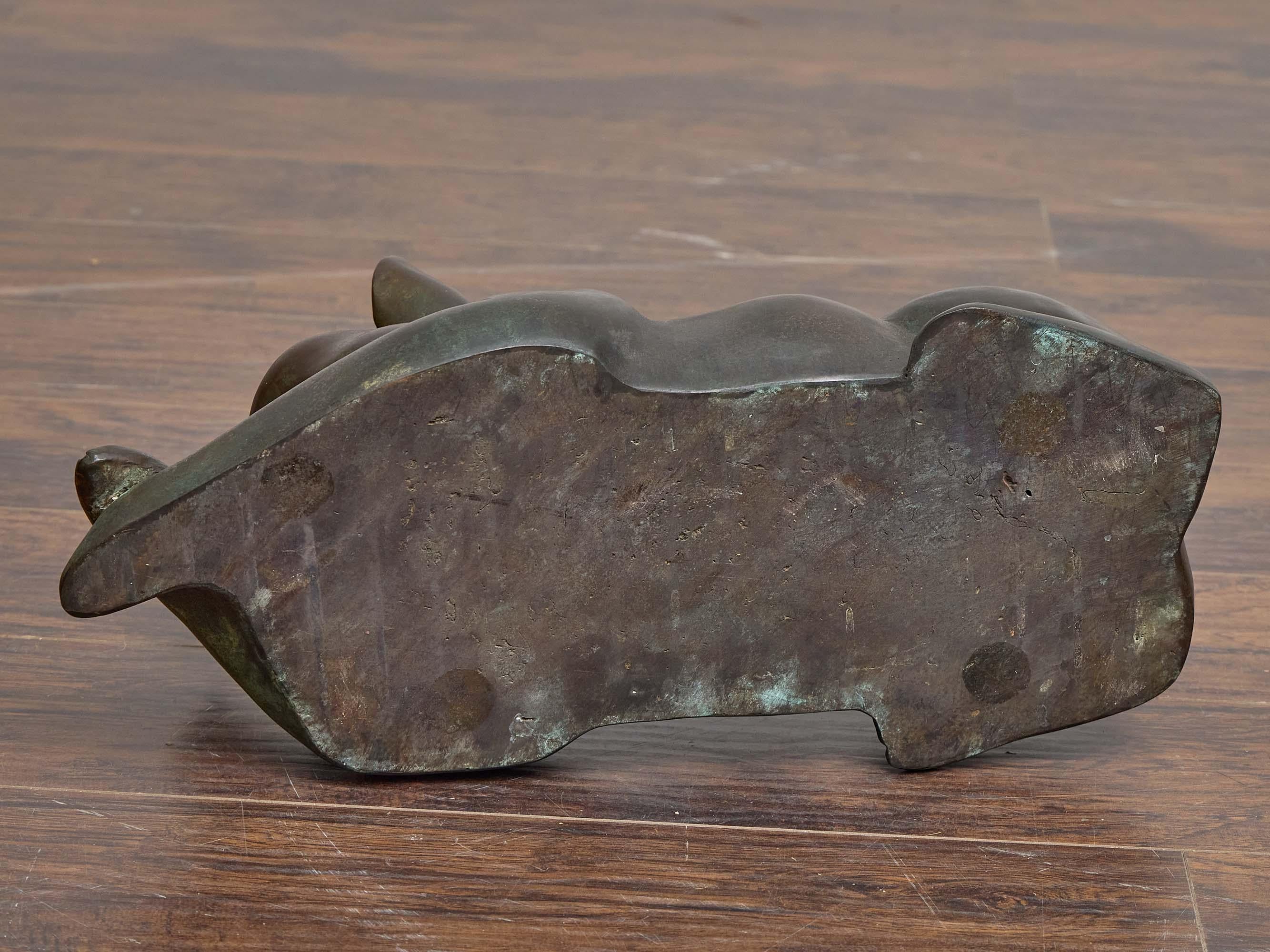 Midcentury English Bronze Reclining Pig Sculpture with Naturalistic Detail In Good Condition For Sale In Atlanta, GA