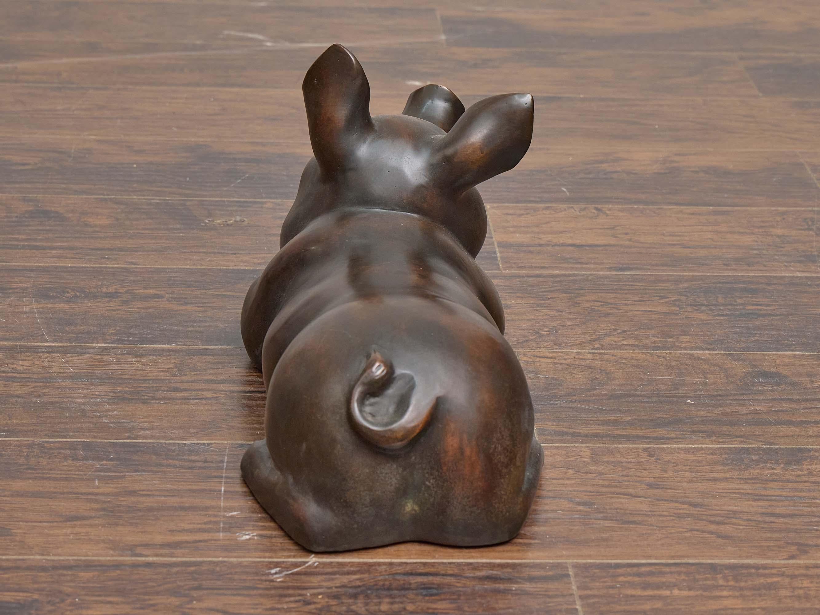 Midcentury English Bronze Reclining Pig Sculpture with Naturalistic Detail For Sale 1