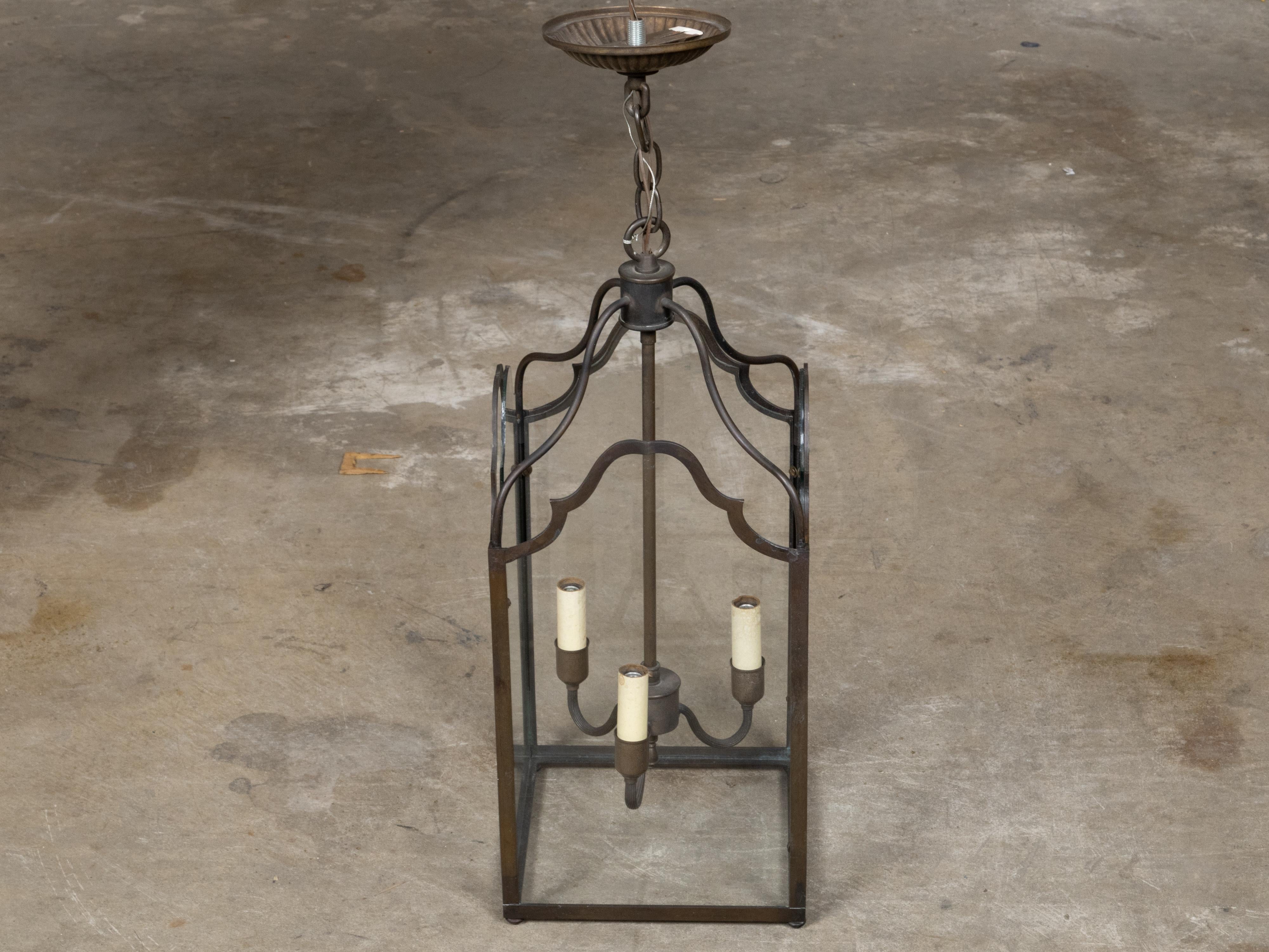 Farol de Tres Luces de Bronce Inglés de Mediados de Siglo con Paneles de Cristal, Cableado USA en venta 6