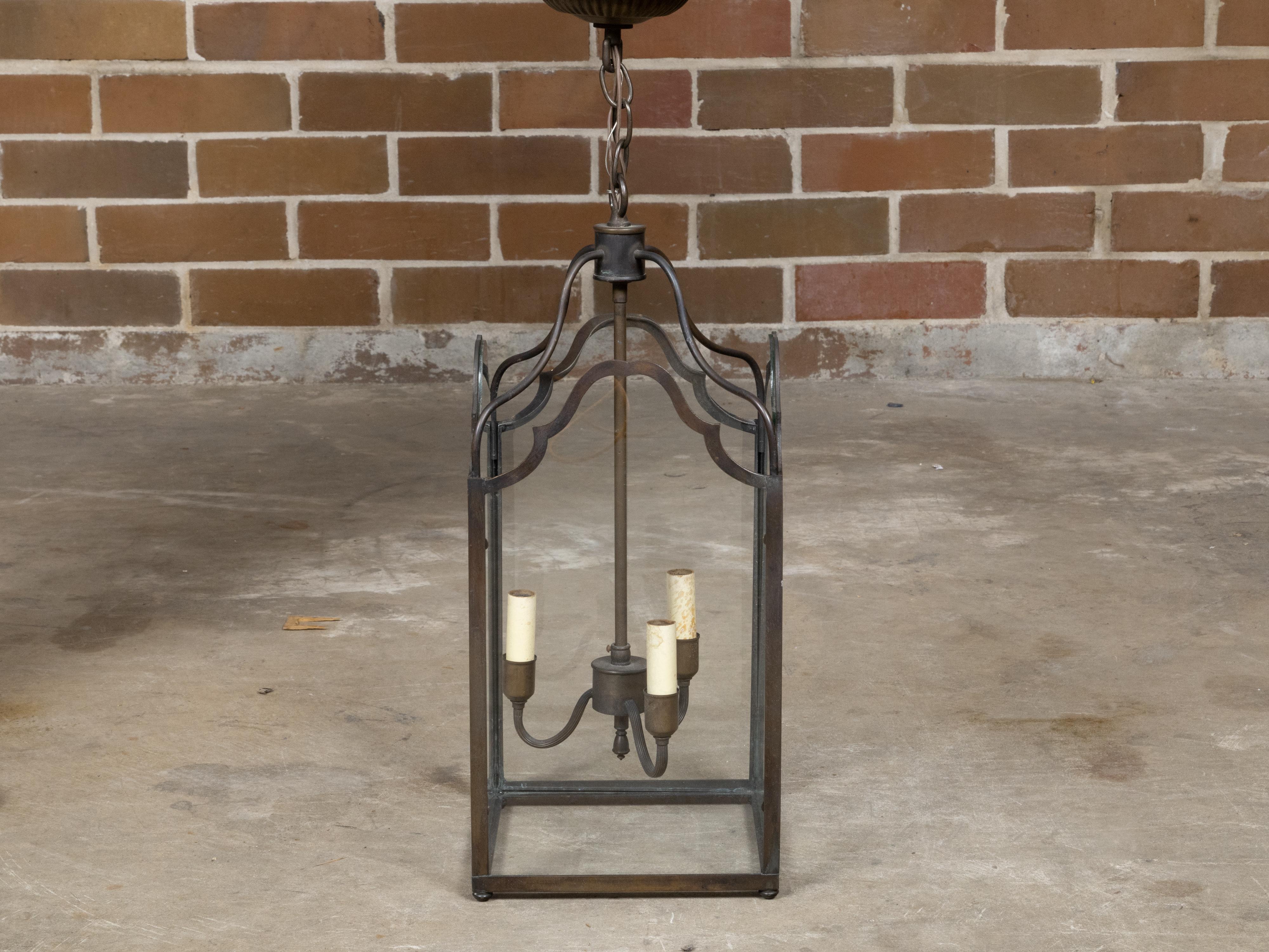 Farol de Tres Luces de Bronce Inglés de Mediados de Siglo con Paneles de Cristal, Cableado USA en venta 7