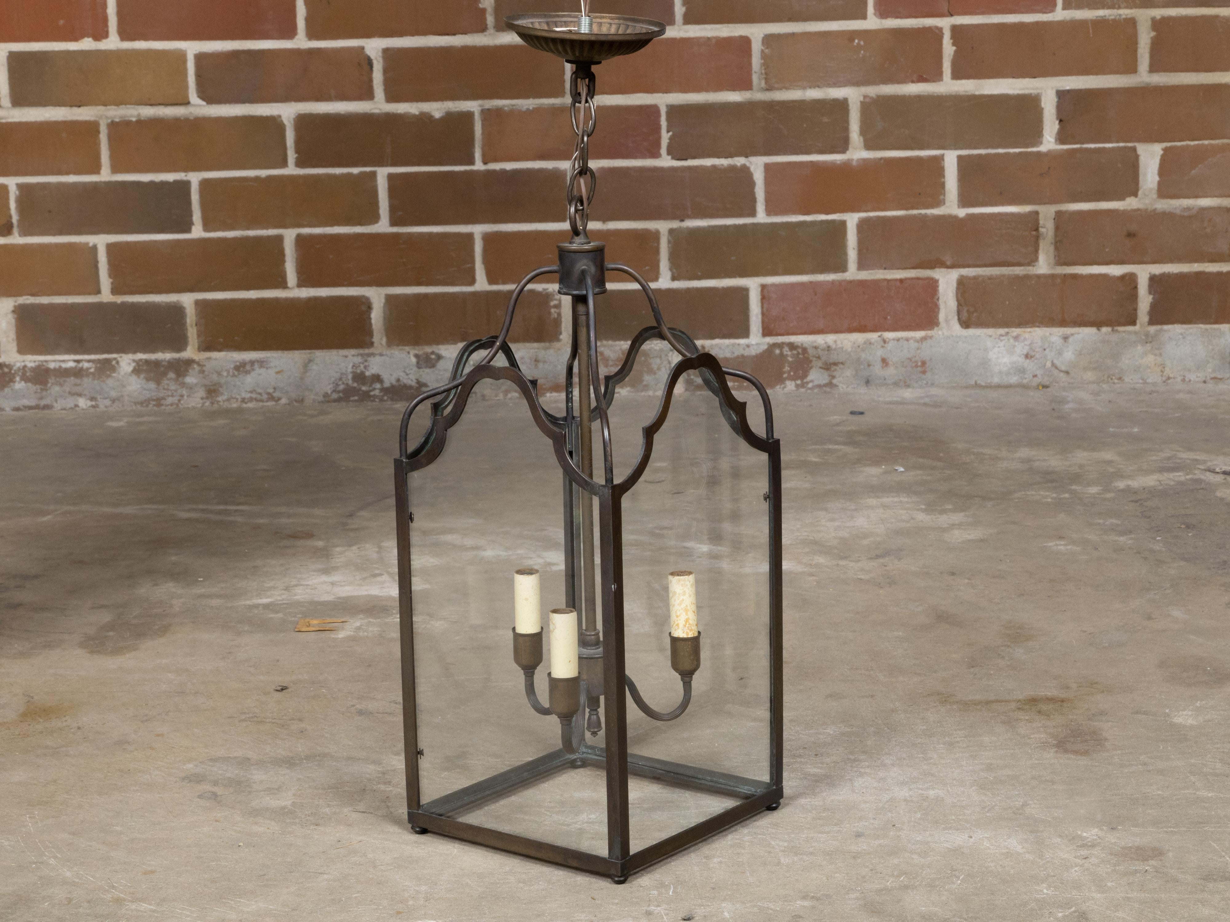 Farol de Tres Luces de Bronce Inglés de Mediados de Siglo con Paneles de Cristal, Cableado USA en venta 8
